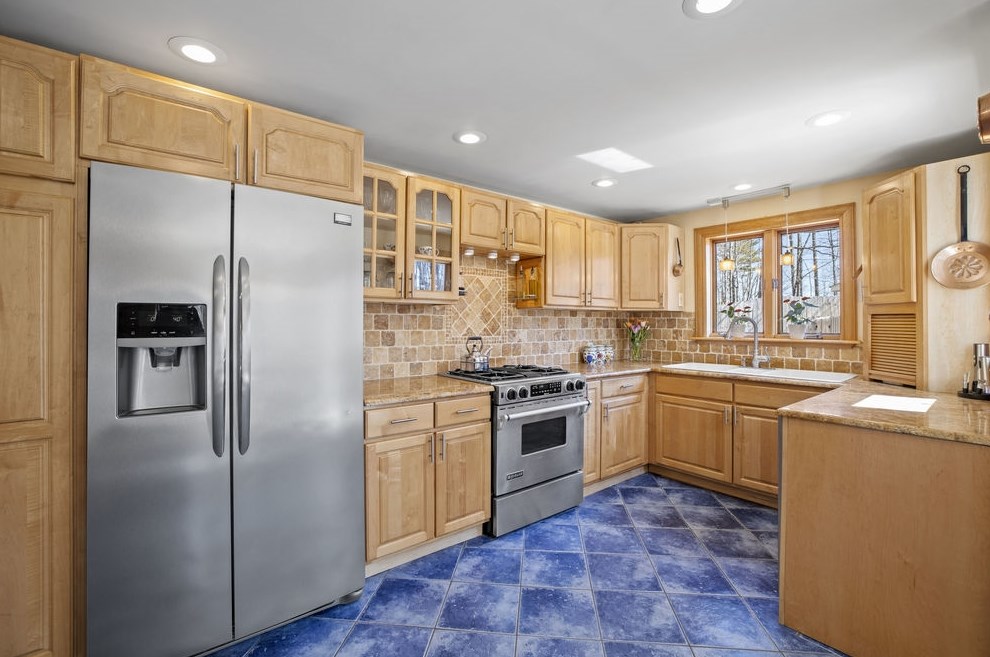 2 Gonet Dr, Newmarket NH  03857-1746 exterior