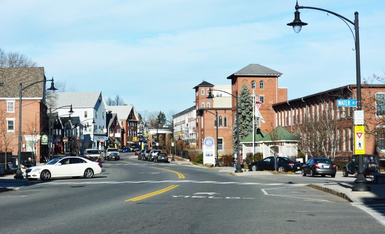 2 Gonet Dr, Newmarket NH  03857-1746 exterior