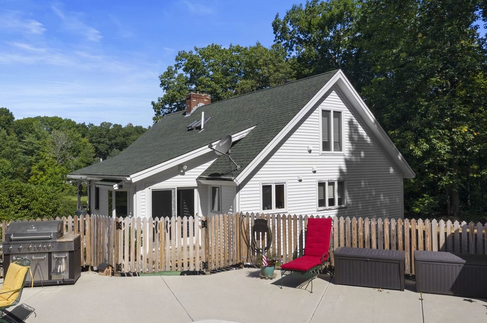 2 Gonet Dr, Newmarket NH  03857-1746 exterior