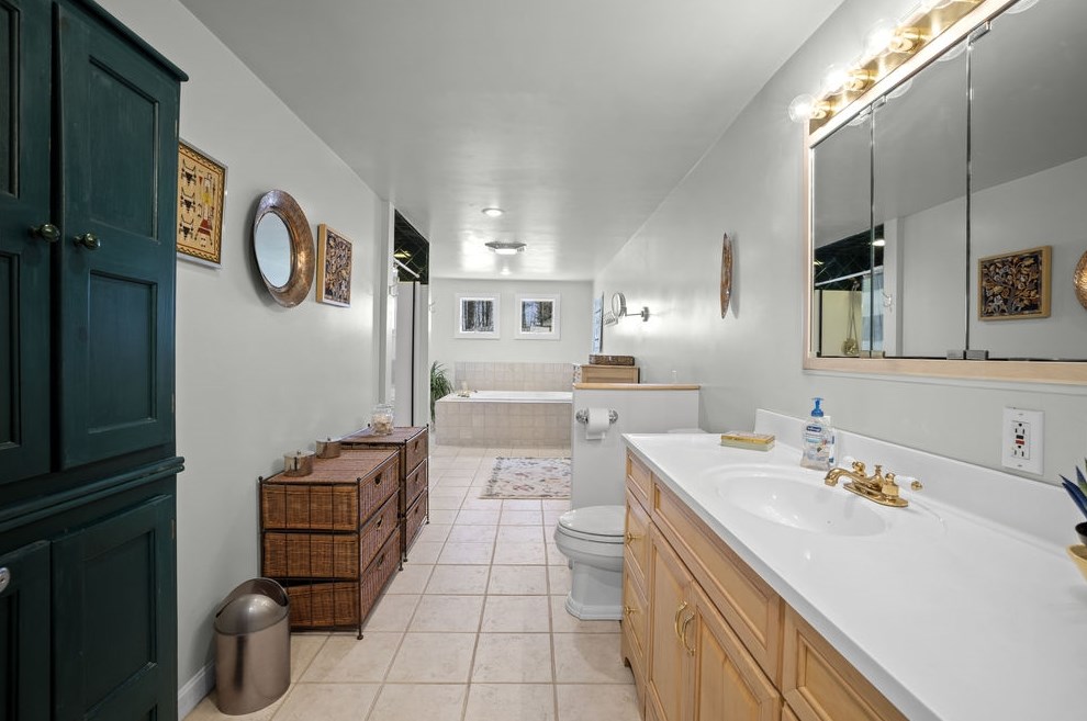 2 Gonet Dr, Newmarket NH  03857-1746 exterior