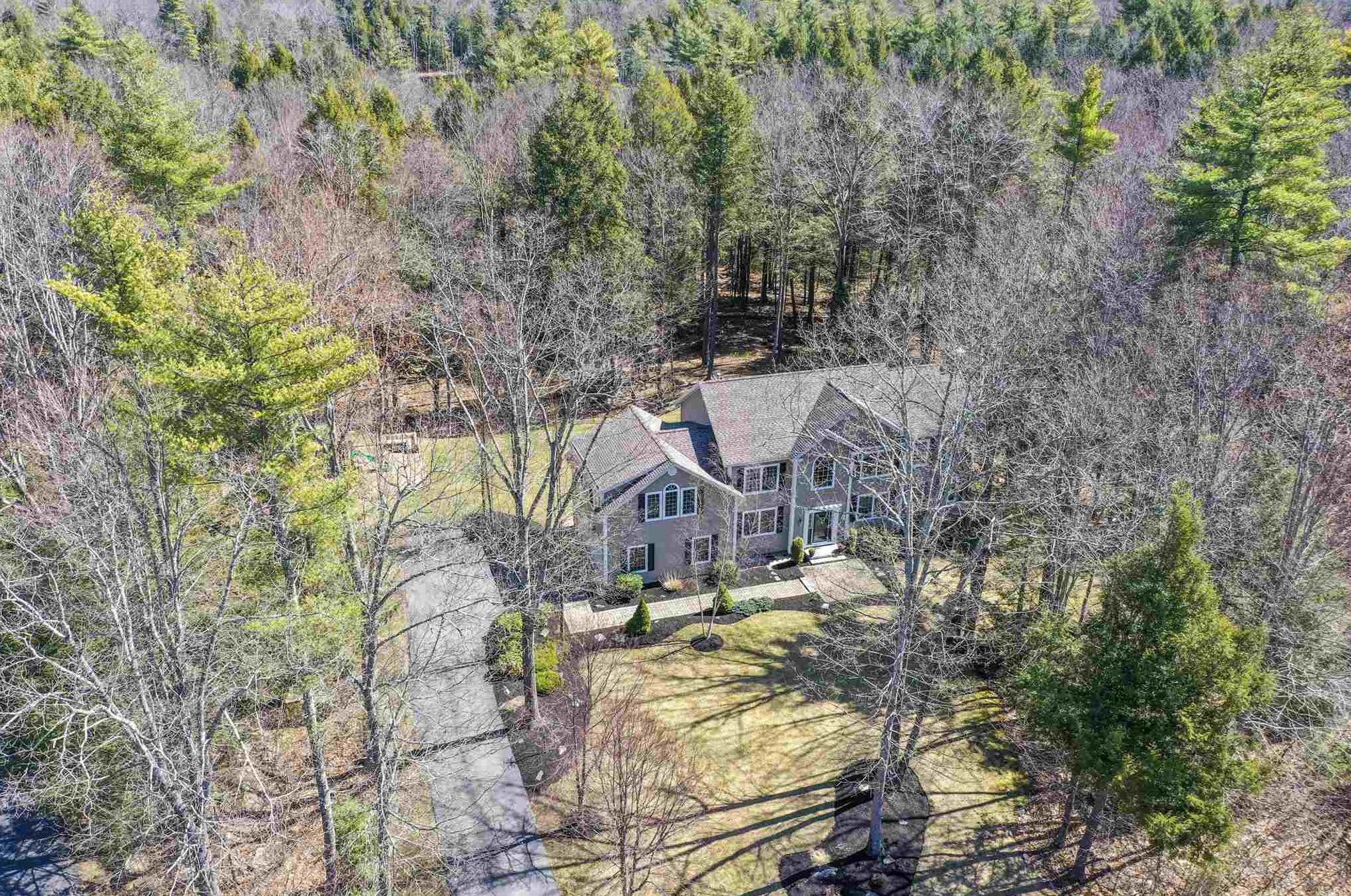 9 Greenleaf Cir, Kensington, NH 03833 exterior