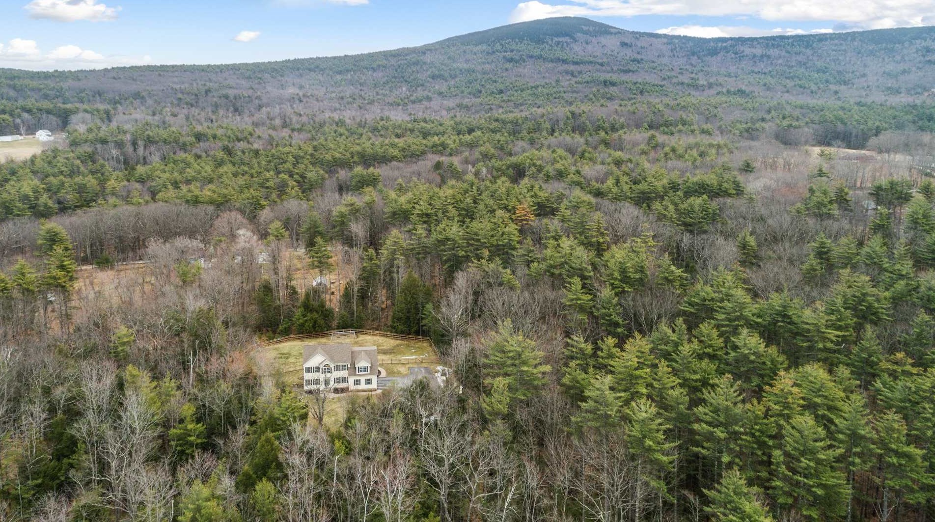 26 Treadwell Ln, Peterborough, NH 03458-1655
