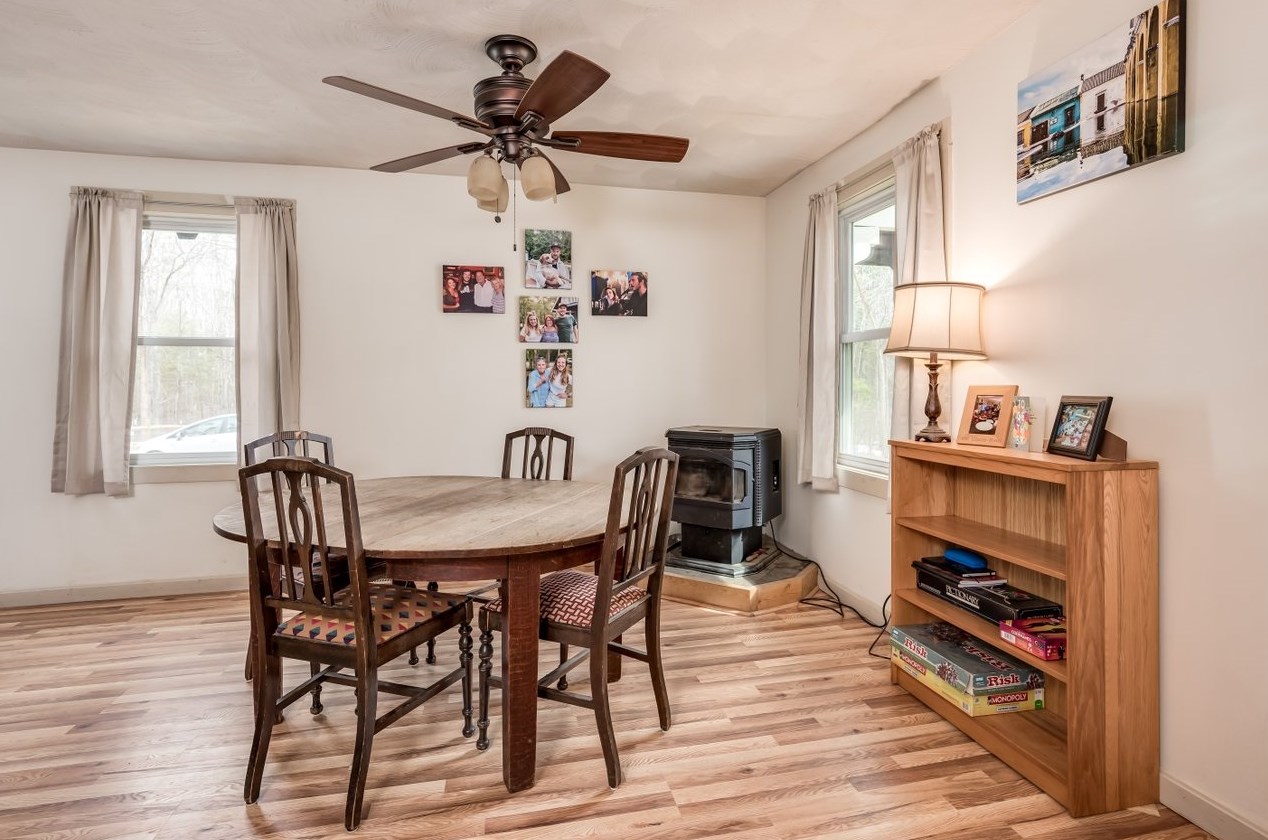 270 Ash Swamp Rd, Newmarket NH  03857-2160 exterior