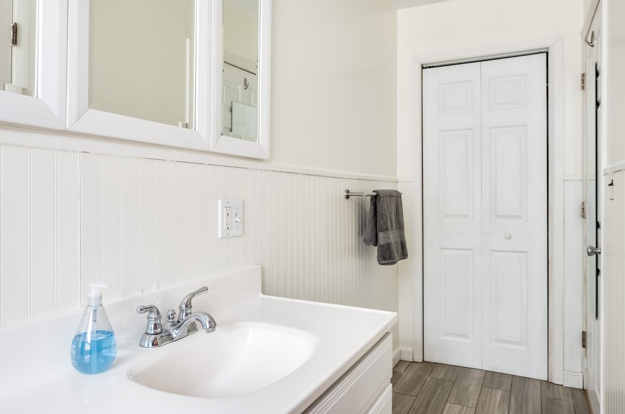 270 Ash Swamp Rd, Newmarket NH  03857-2160 exterior