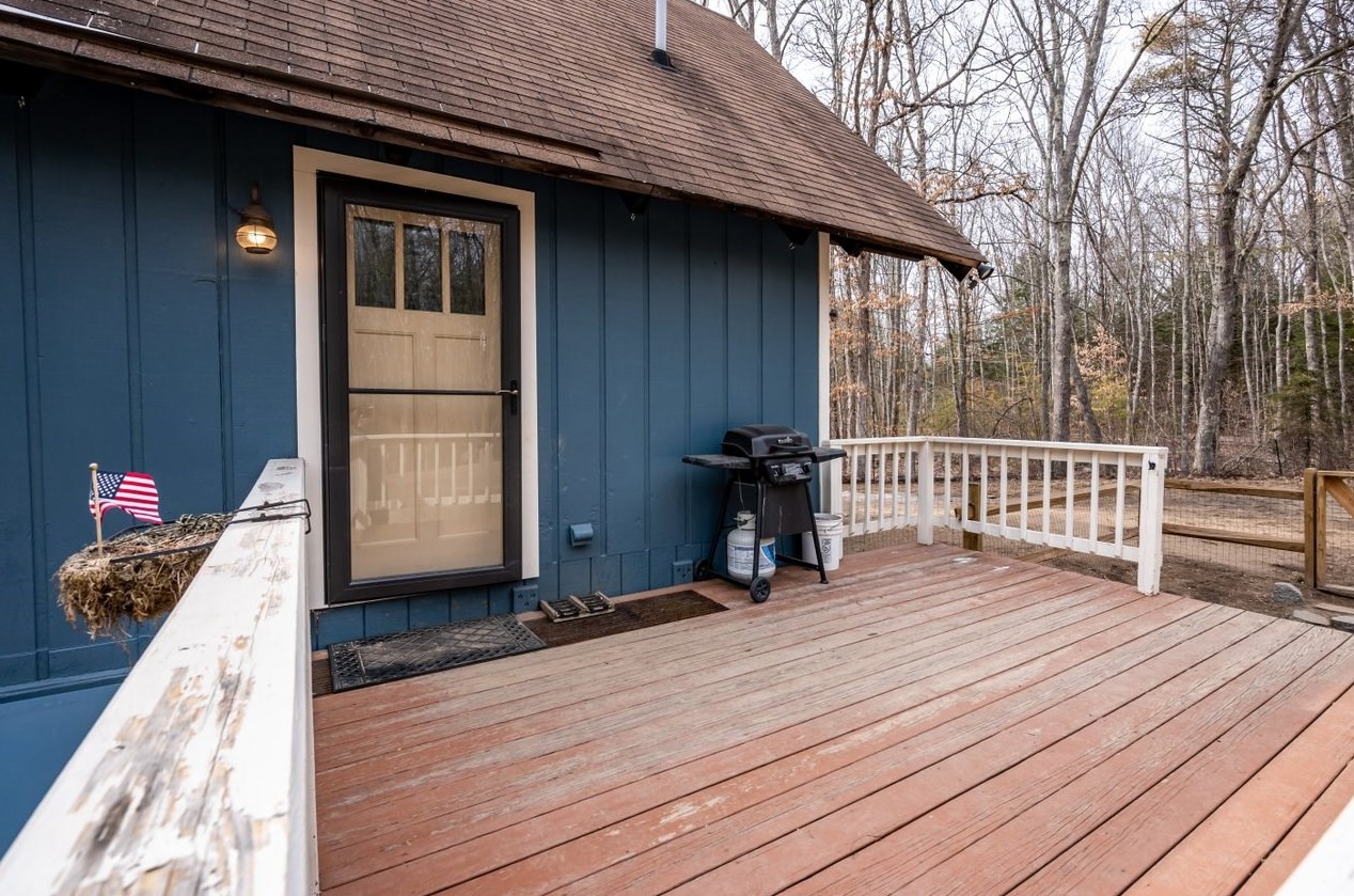 270 Ash Swamp Rd, Newmarket NH  03857-2160 exterior