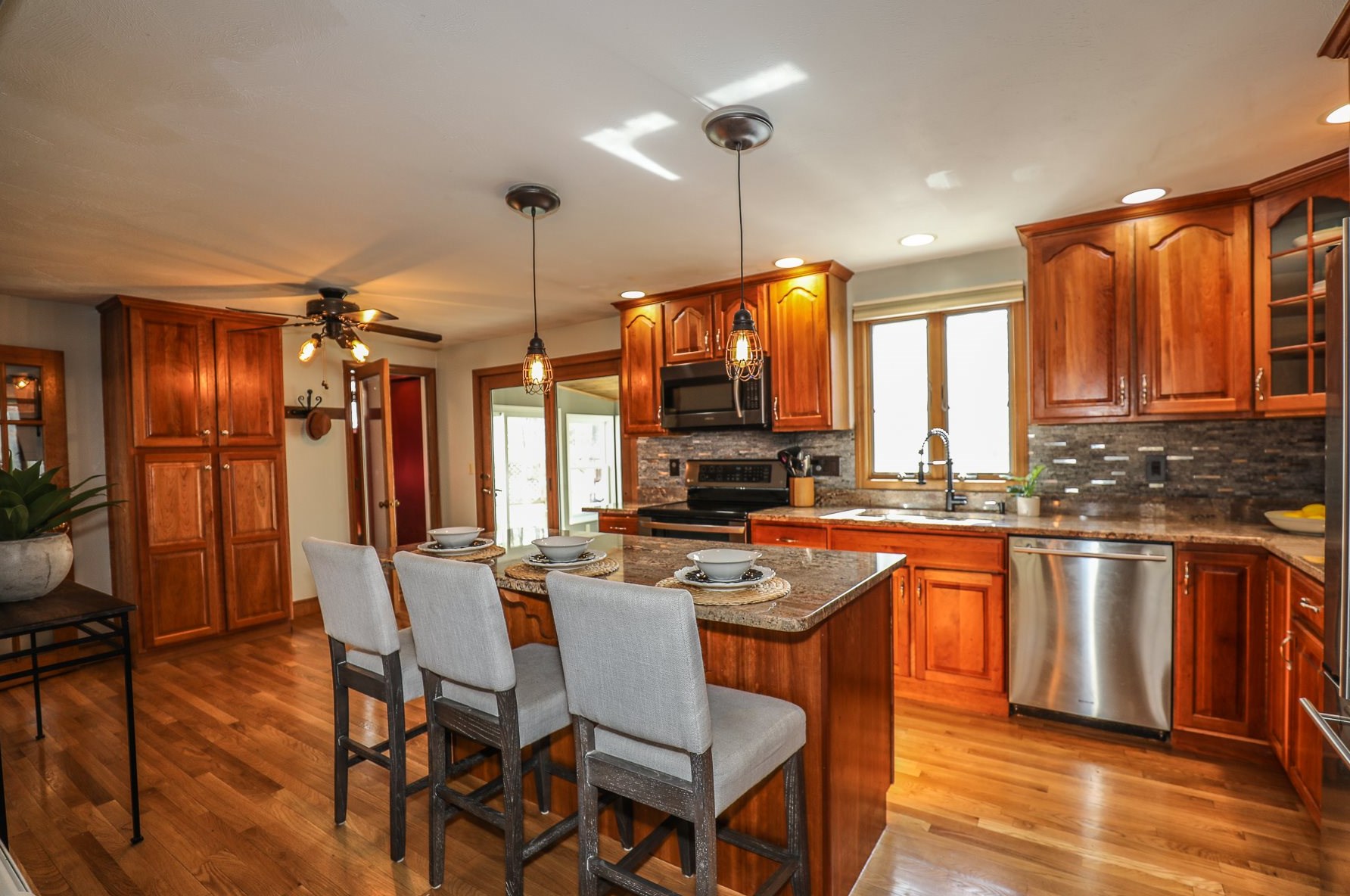 14 Heritage Cir, Hudson NH  03051-3427 exterior