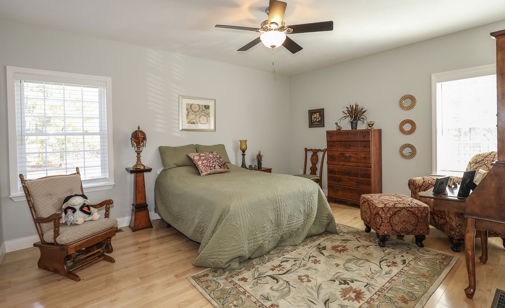 240 Karatzas Ave, Manchester NH 03104-6608 exterior