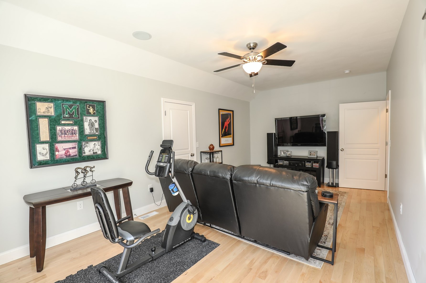 240 Karatzas Ave, Manchester NH 03104-6608 exterior