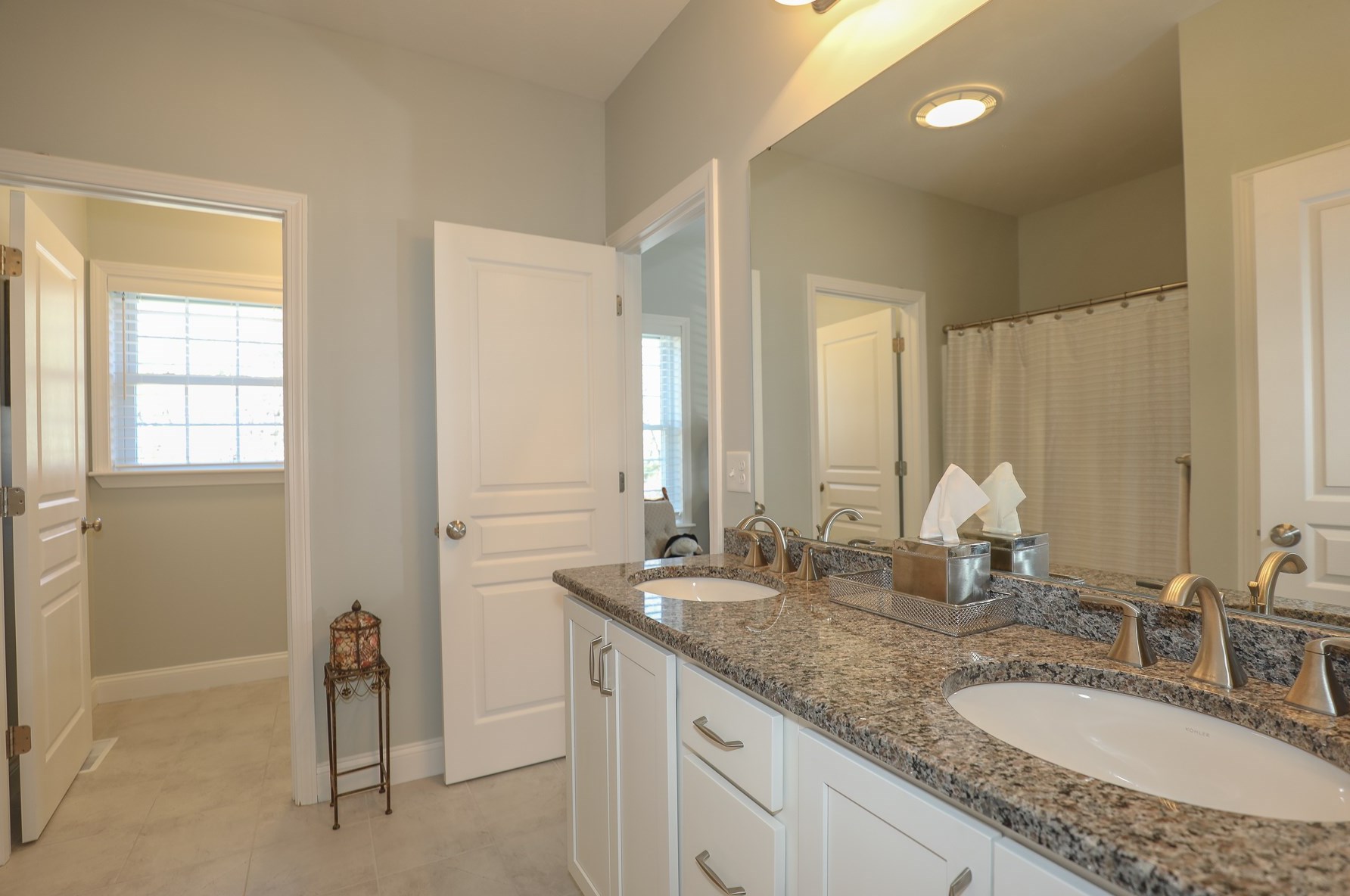 240 Karatzas Ave, Manchester NH 03104-6608 exterior