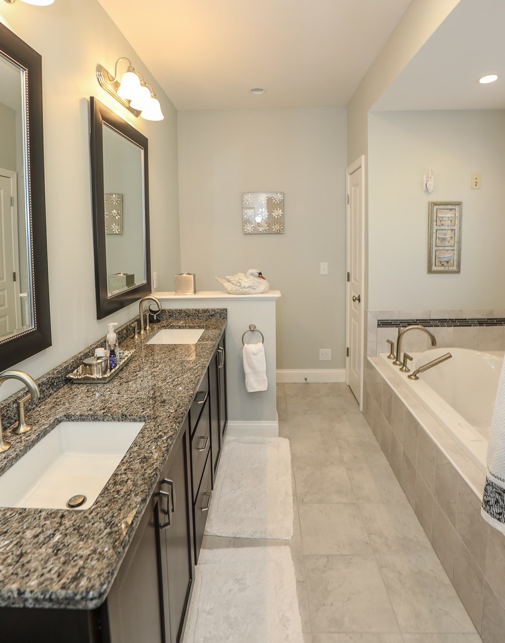 240 Karatzas Ave, Manchester NH 03104-6608 exterior