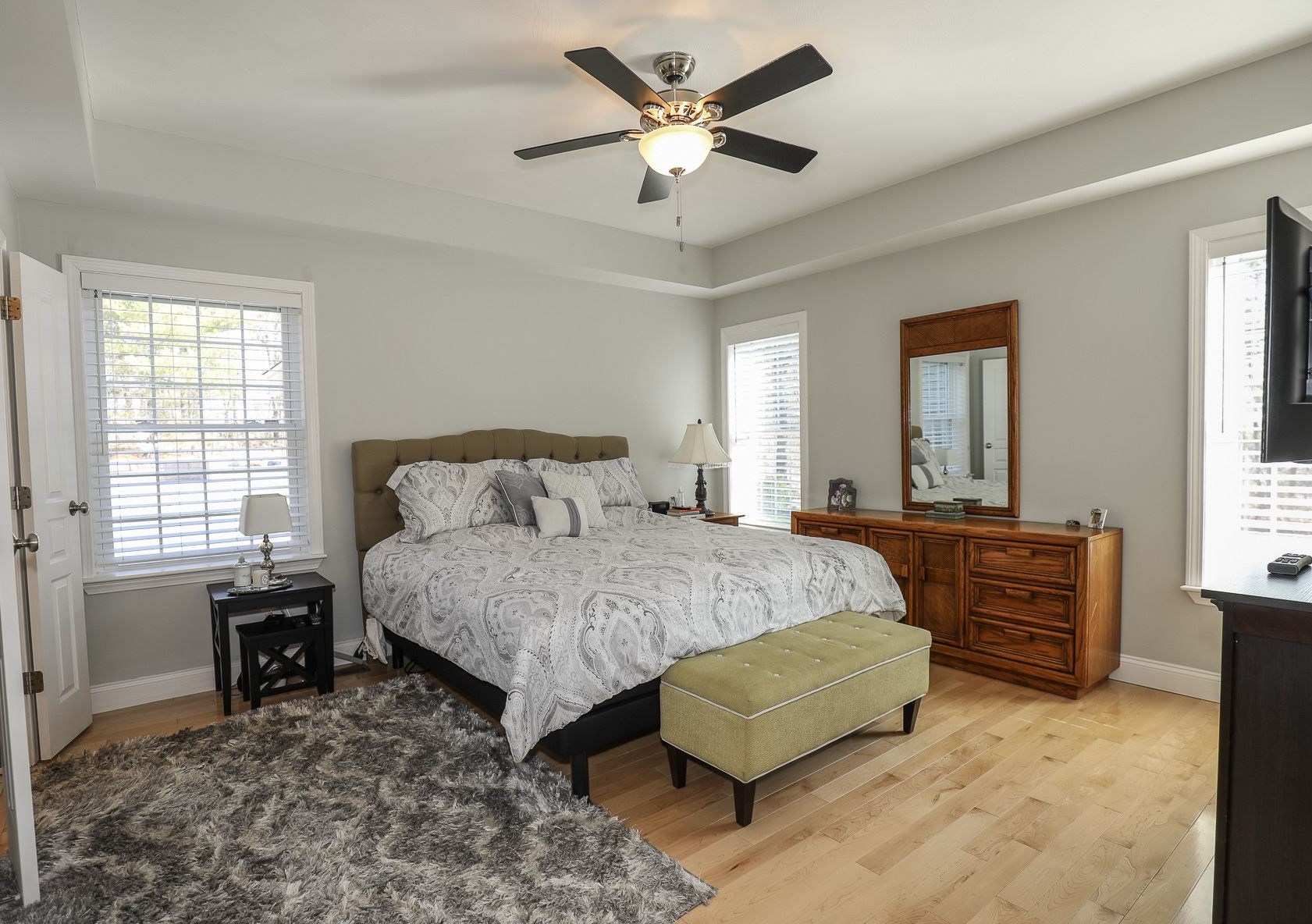 240 Karatzas Ave, Manchester NH 03104-6608 exterior