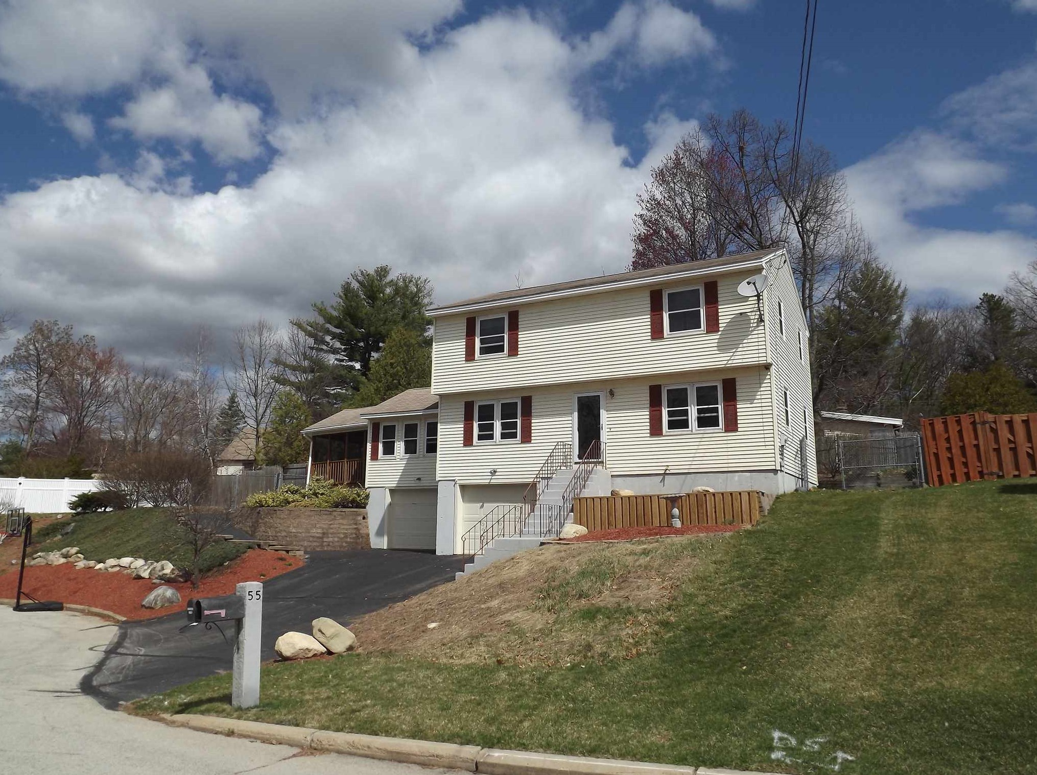 55 Arch St, Manchester, NH 03103-3102