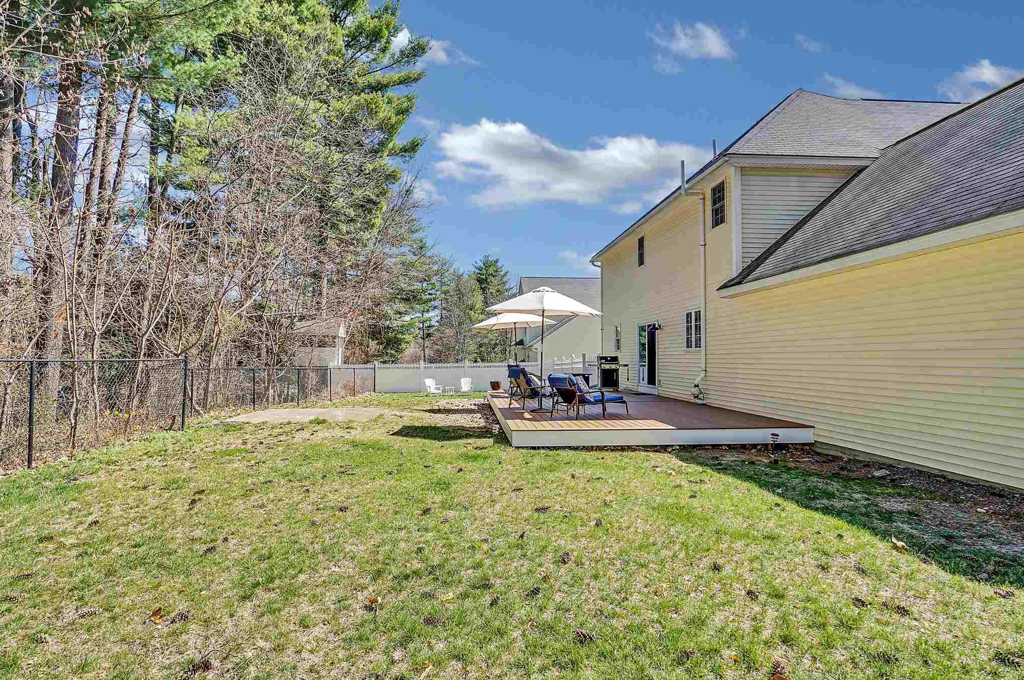 16 Ellie Dr, Merrimack NH  03054-3574 exterior