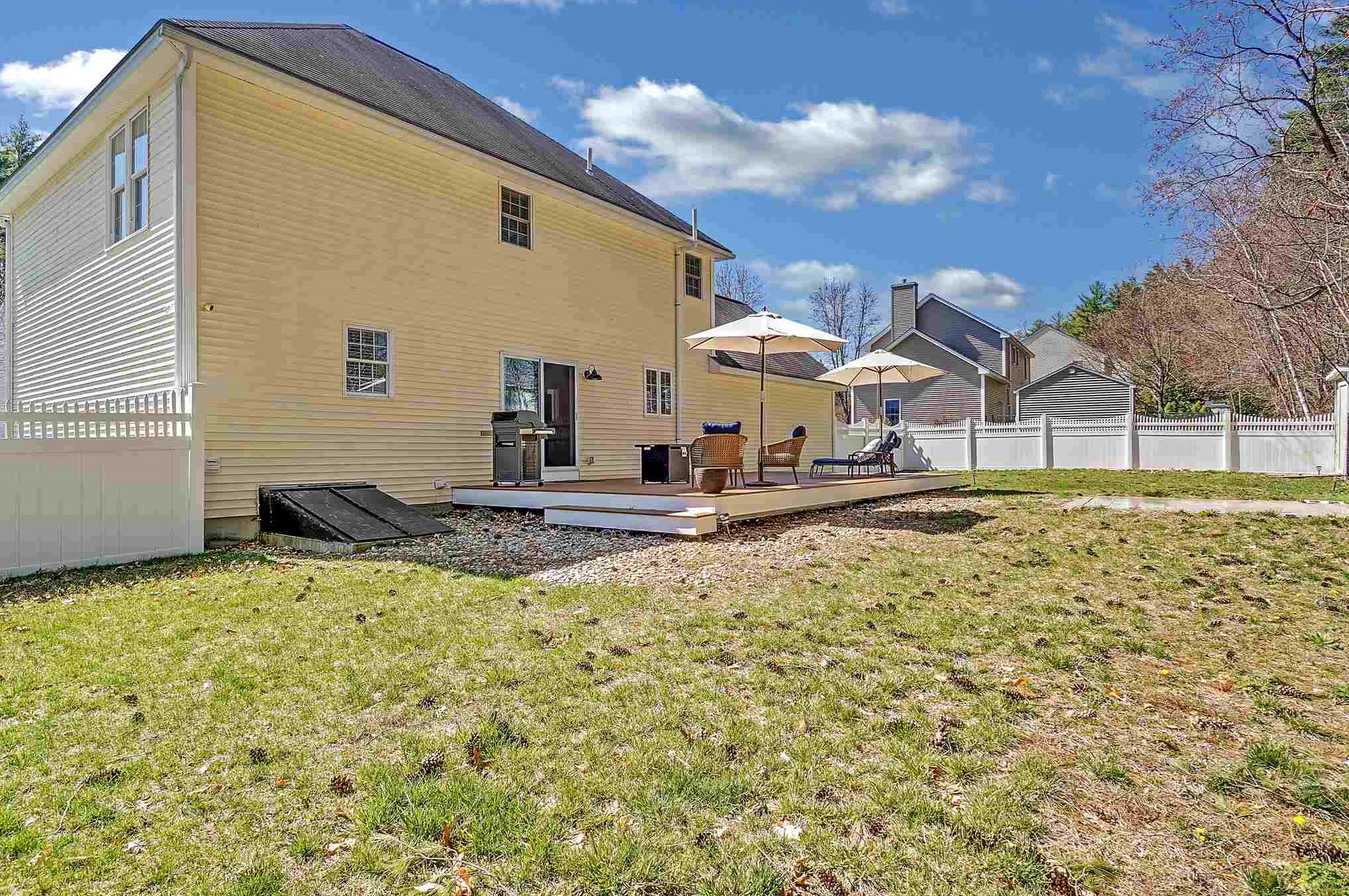 16 Ellie Dr, Merrimack NH  03054-3574 exterior