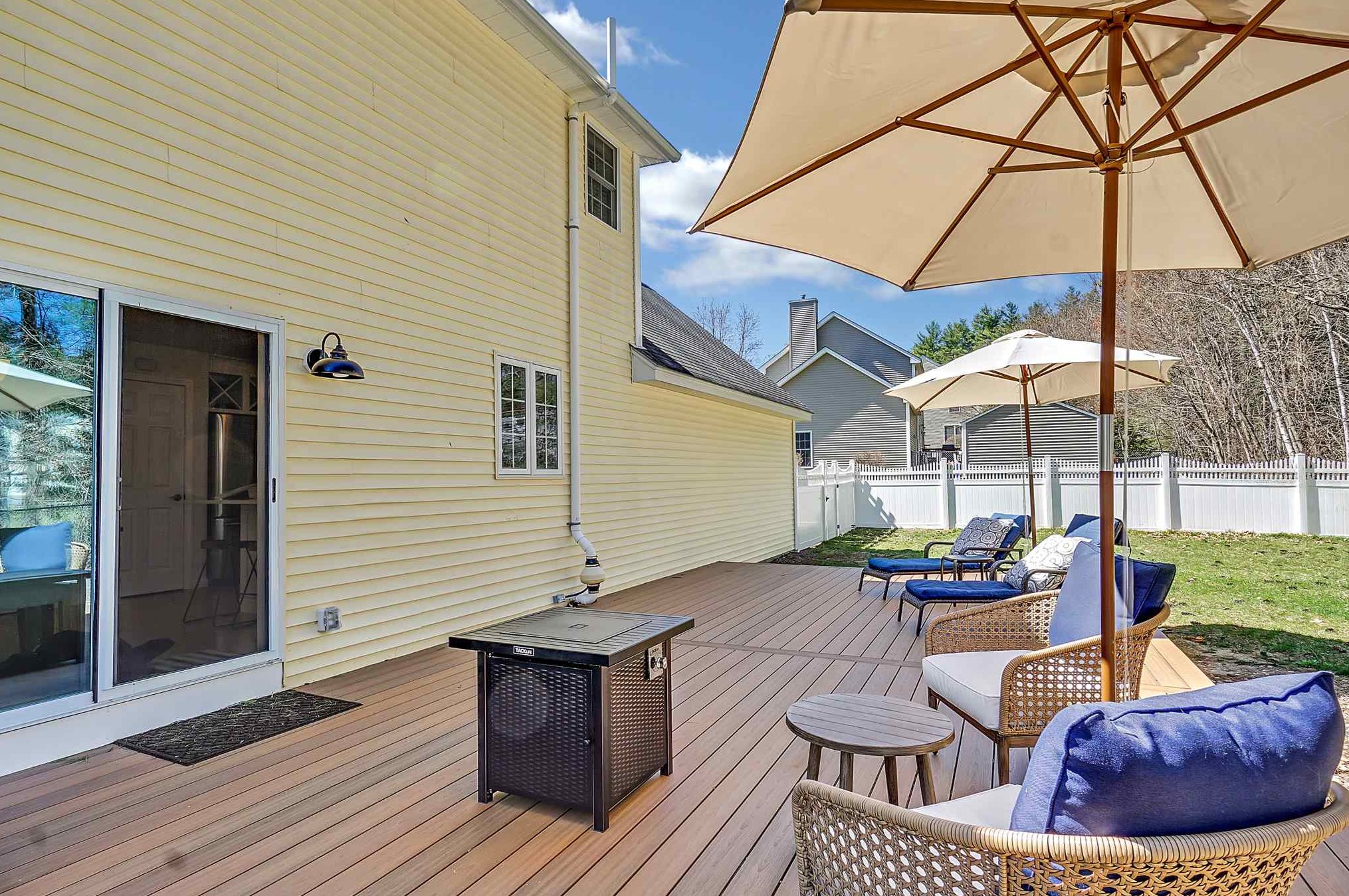 16 Ellie Dr, Merrimack NH  03054-3574 exterior