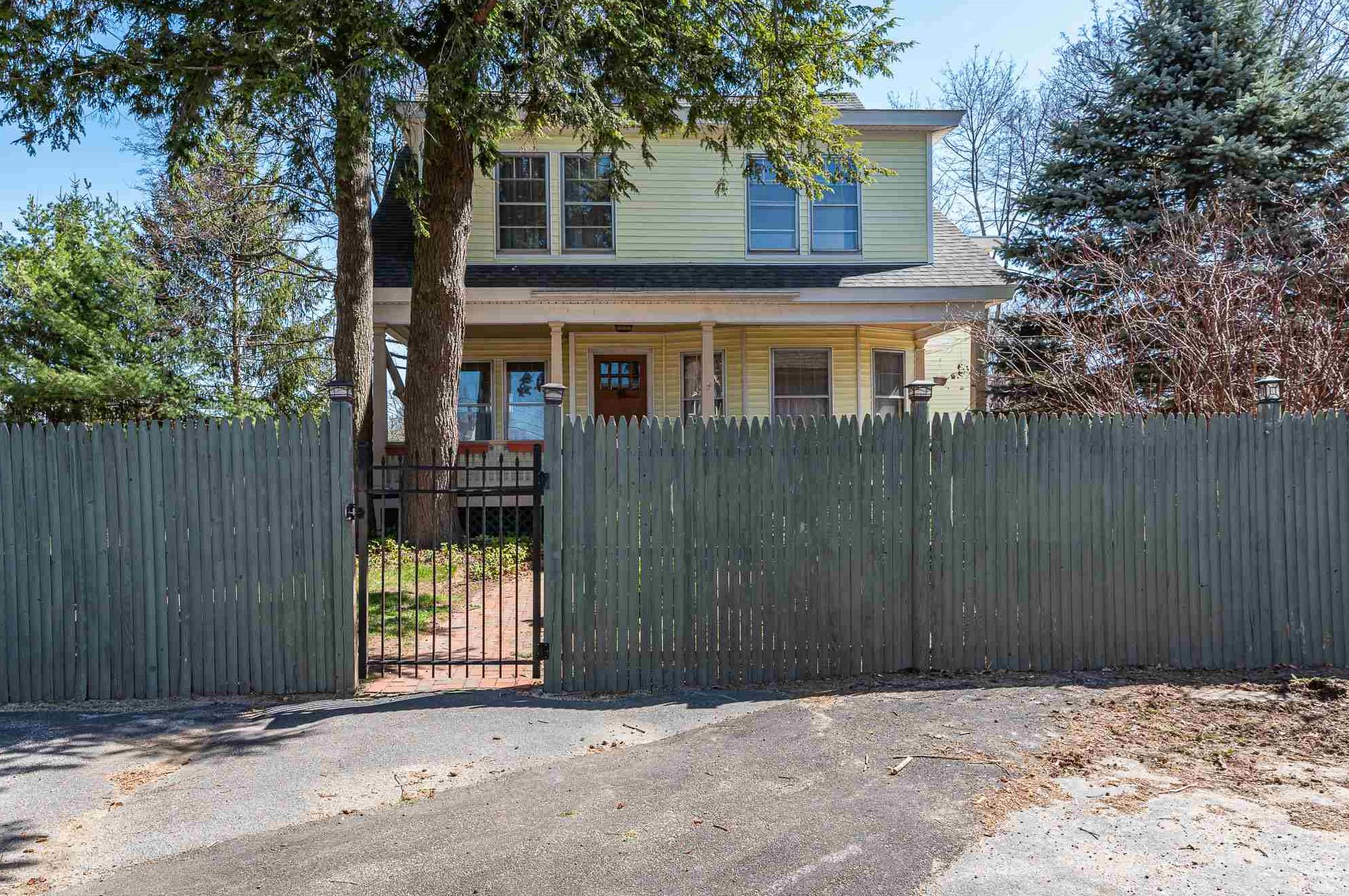 26 Charles St, Rochester, NH 03867-2925