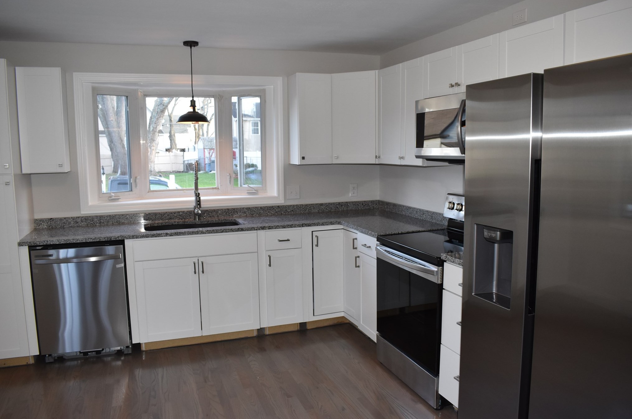 4 Lincoln St, Derry, NH 03038