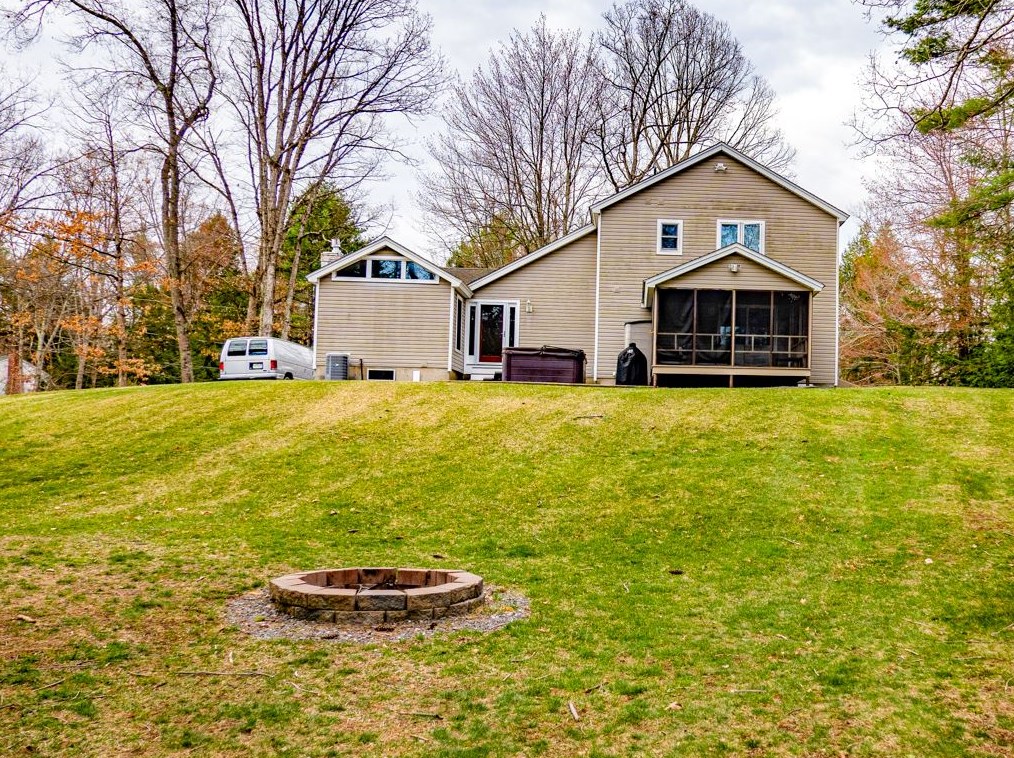 32 Maidstone Dr, Merrimack, NH 03054-3015