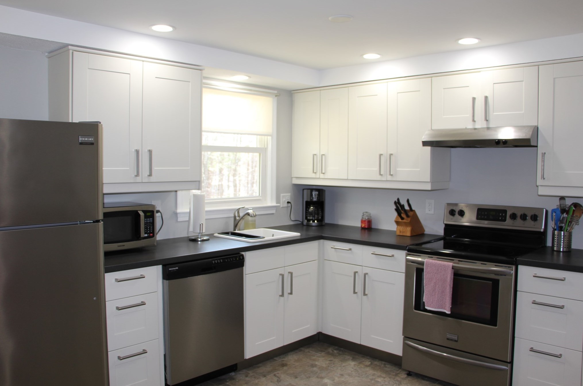 42 Country Club Ln, Merrimack NH  03054-2627 exterior