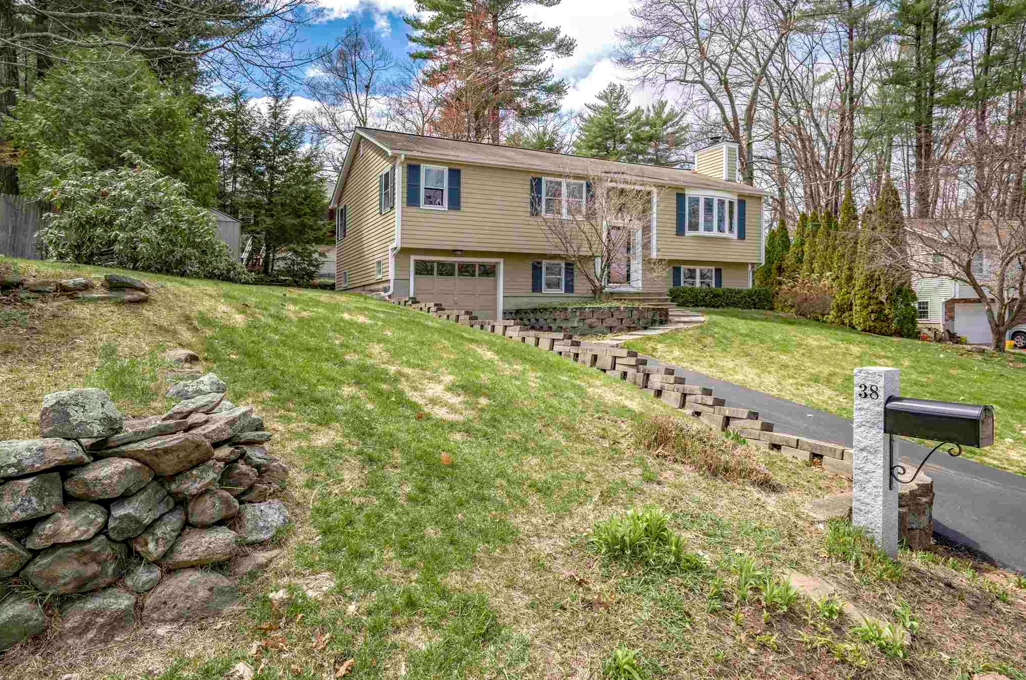 38 Nightingale Rd, Nashua, NH 03062