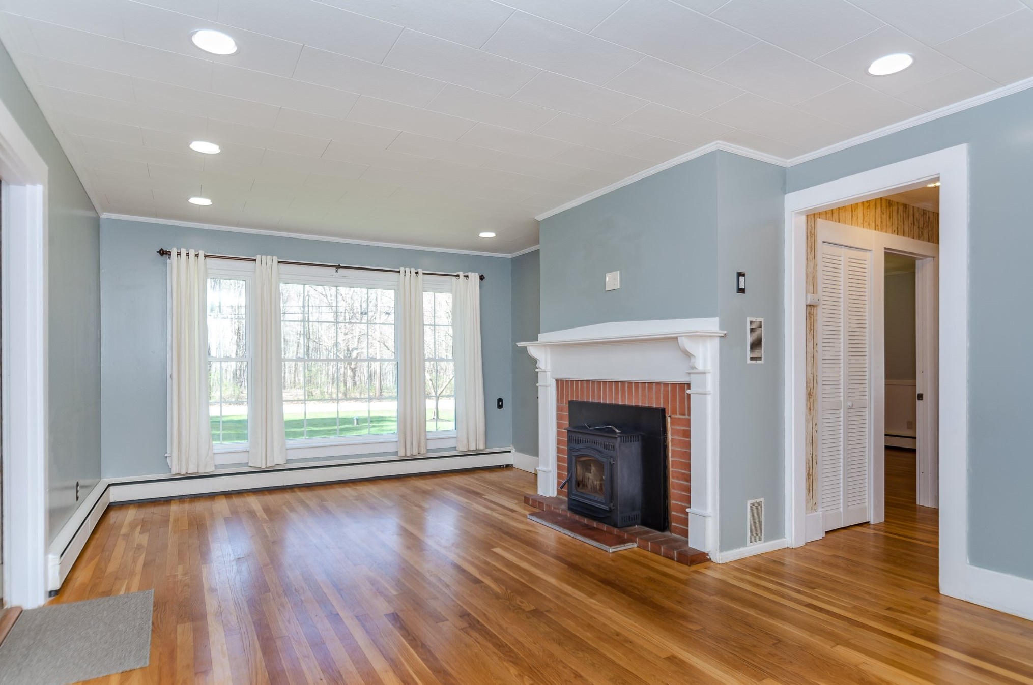 43 Pond St, Newton, NH 03858