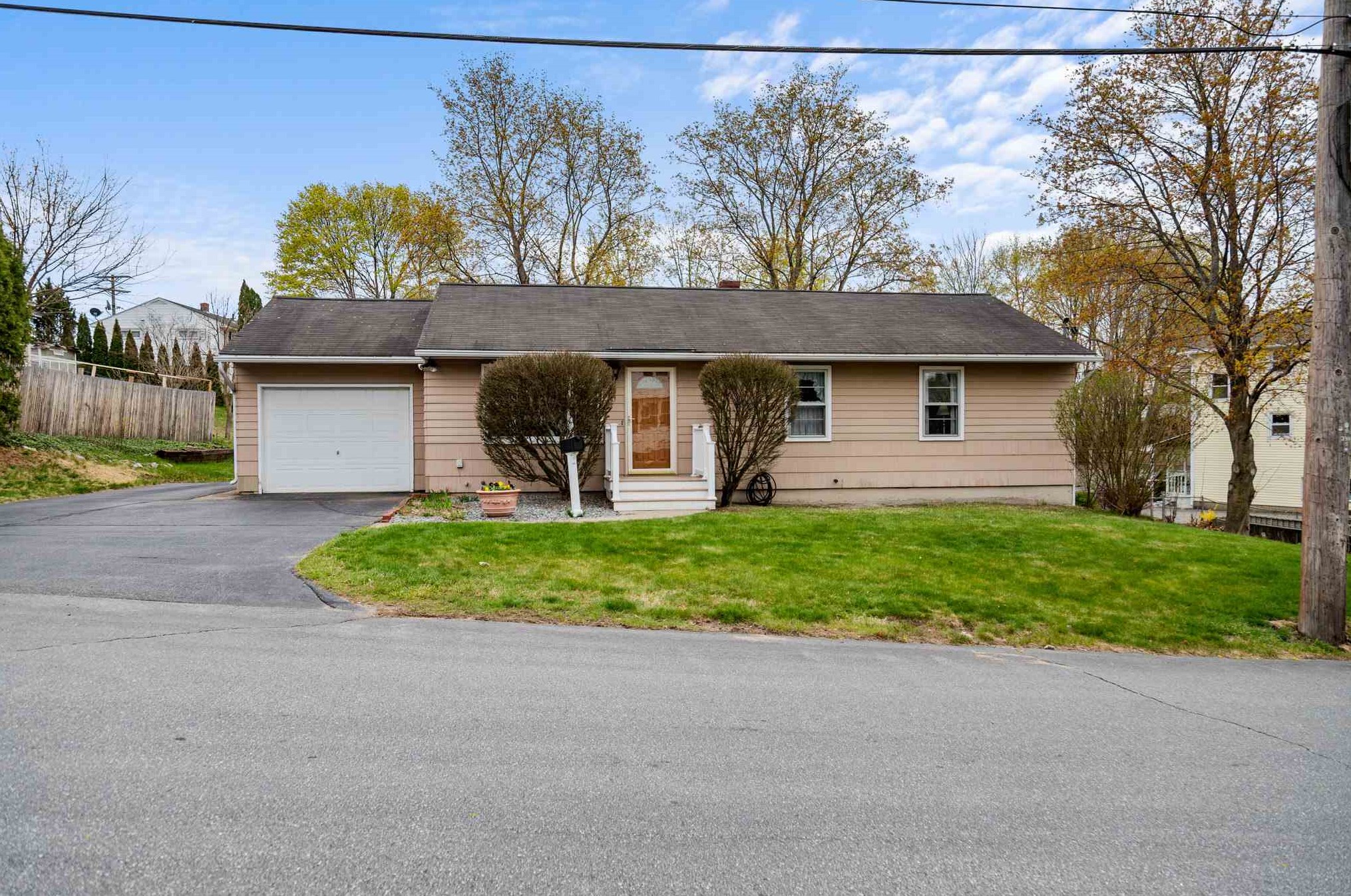 71 Hospital Ave, Manchester, NH 03103-3636
