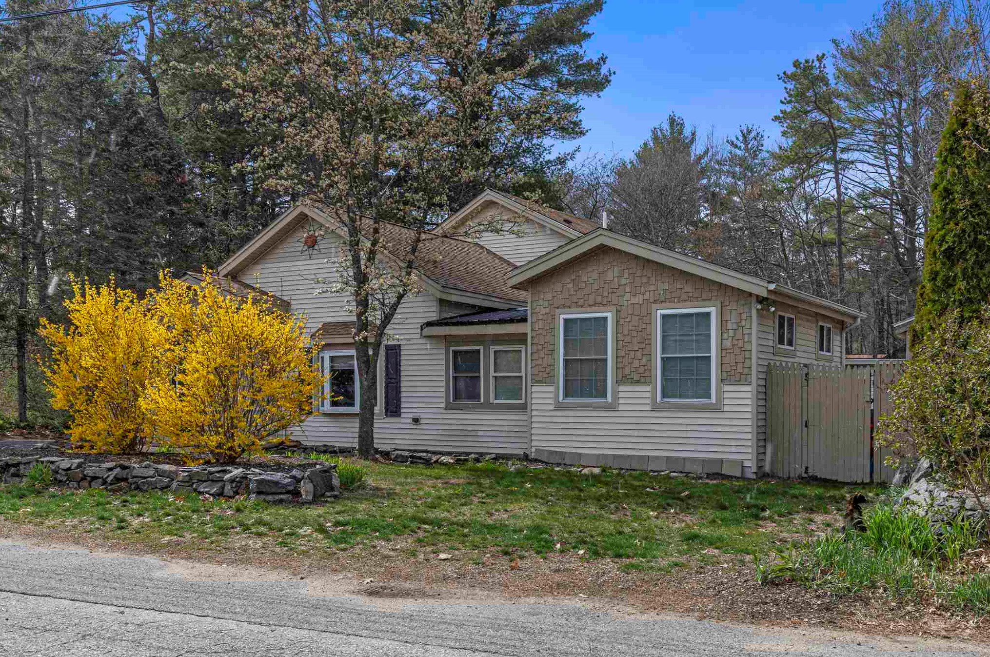 8 Berry St, Rochester, NH 03867 exterior