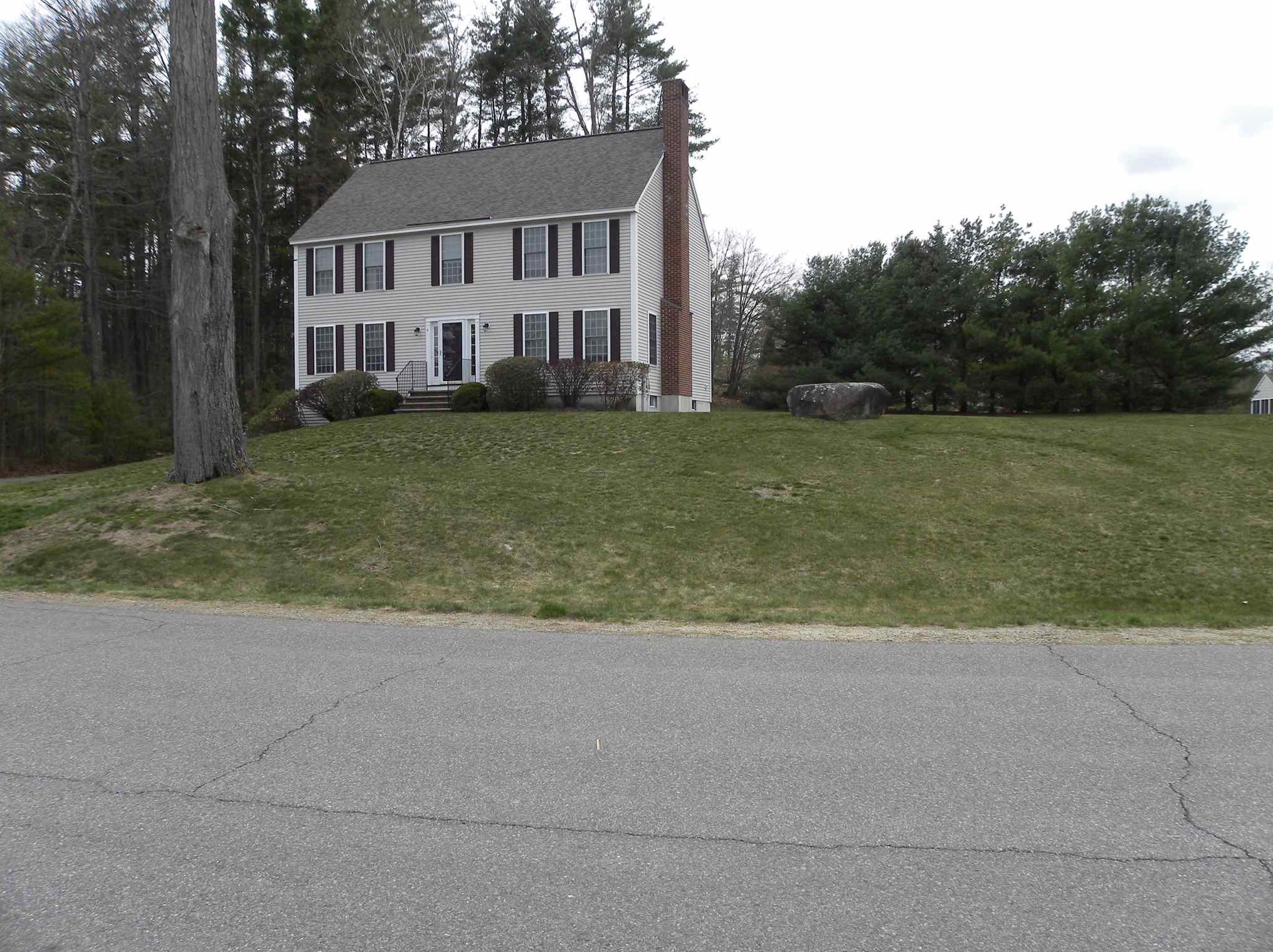 4 Lori Ln, Londonderry, NH 03053