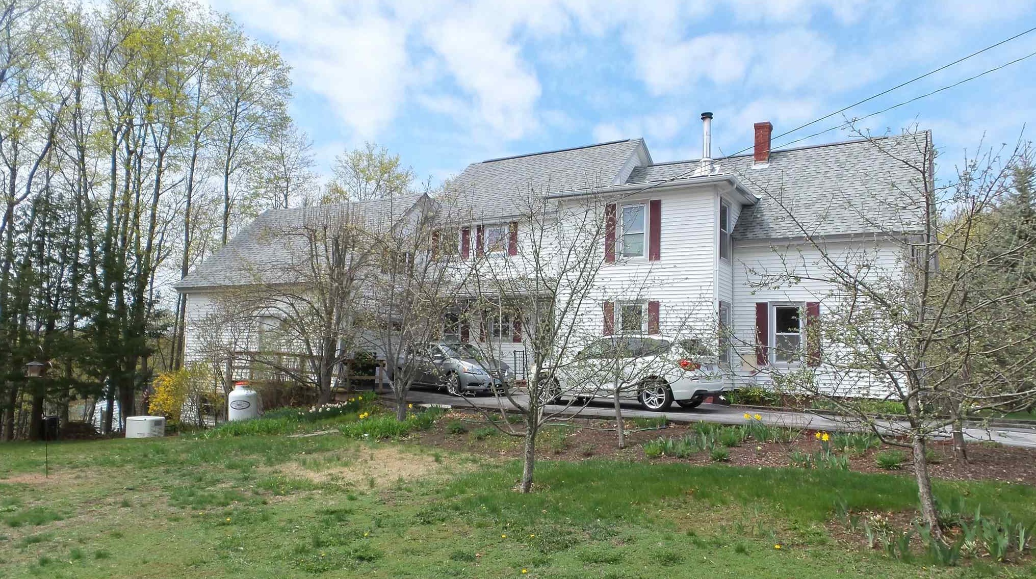 37 Manchester St, Pittsfield, NH 03263-3401