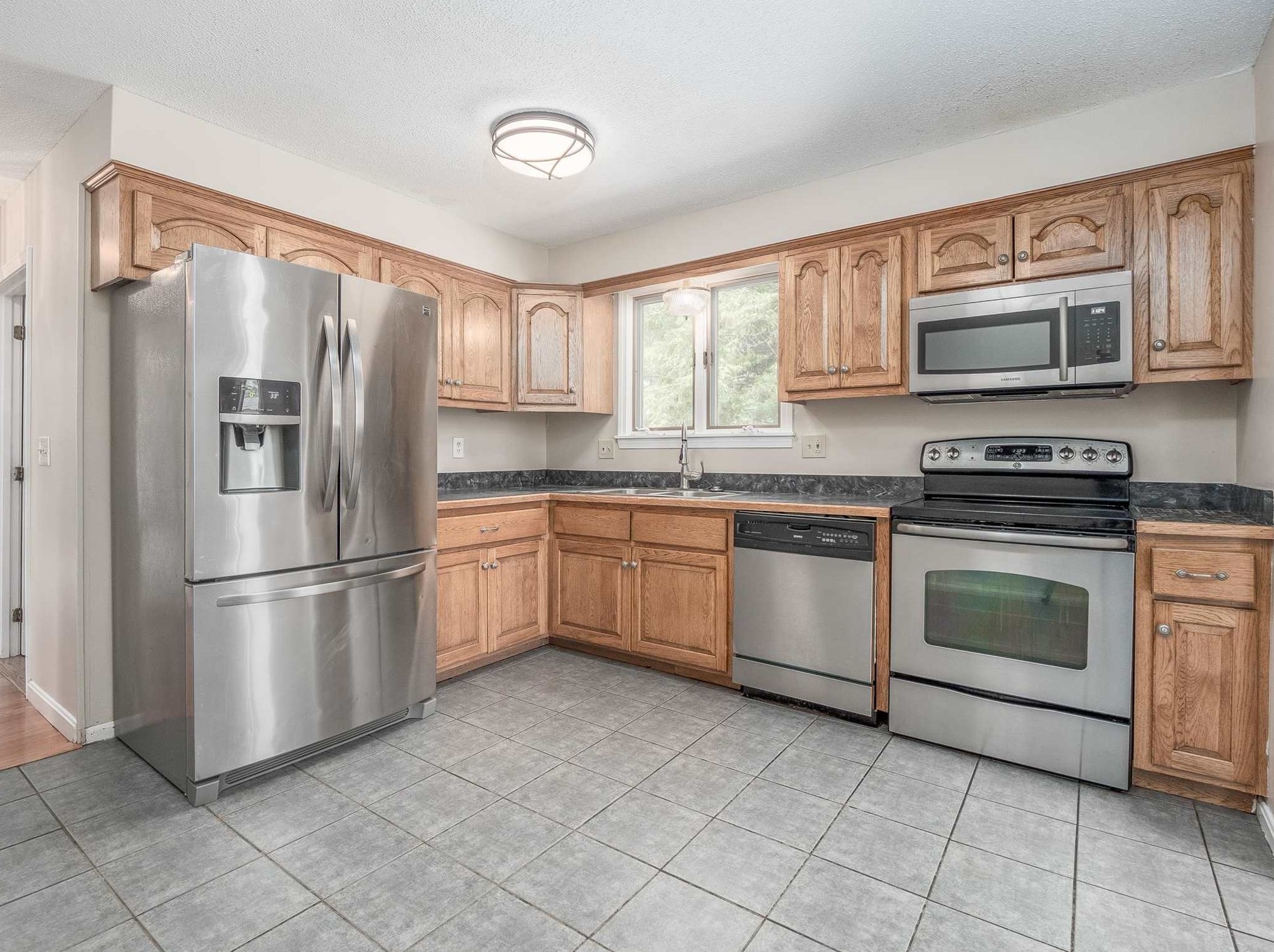 34 Hampton Dr, Nashua, NH 03063