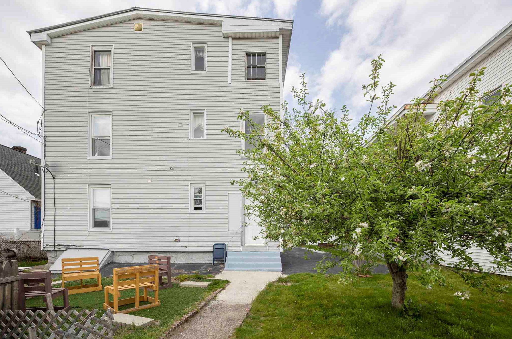 343 Auburn St, Manchester NH 03103-4805 exterior