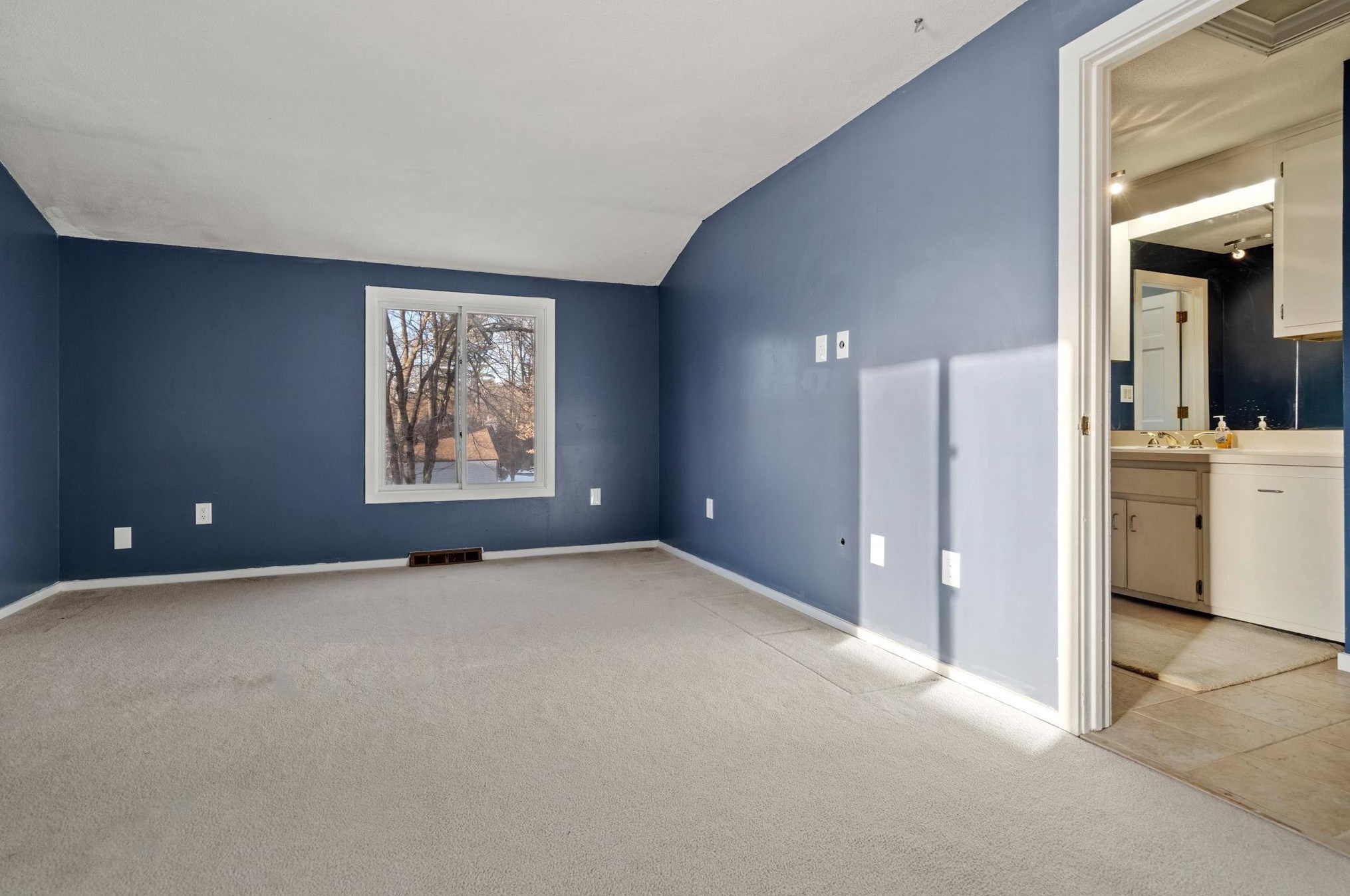 8 Kipford Way, Nashua NH 03063-1504 exterior