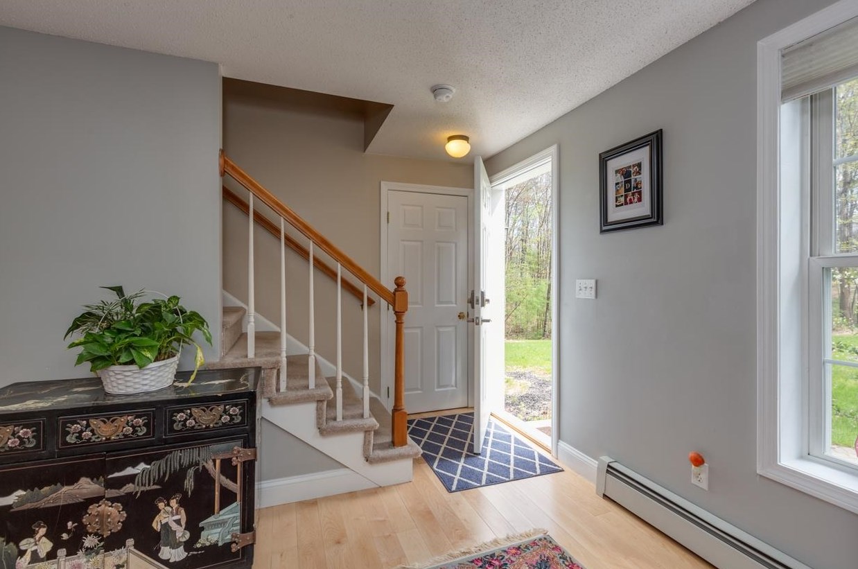 17 Bancroft Rd, Londonderry, NH 03053
