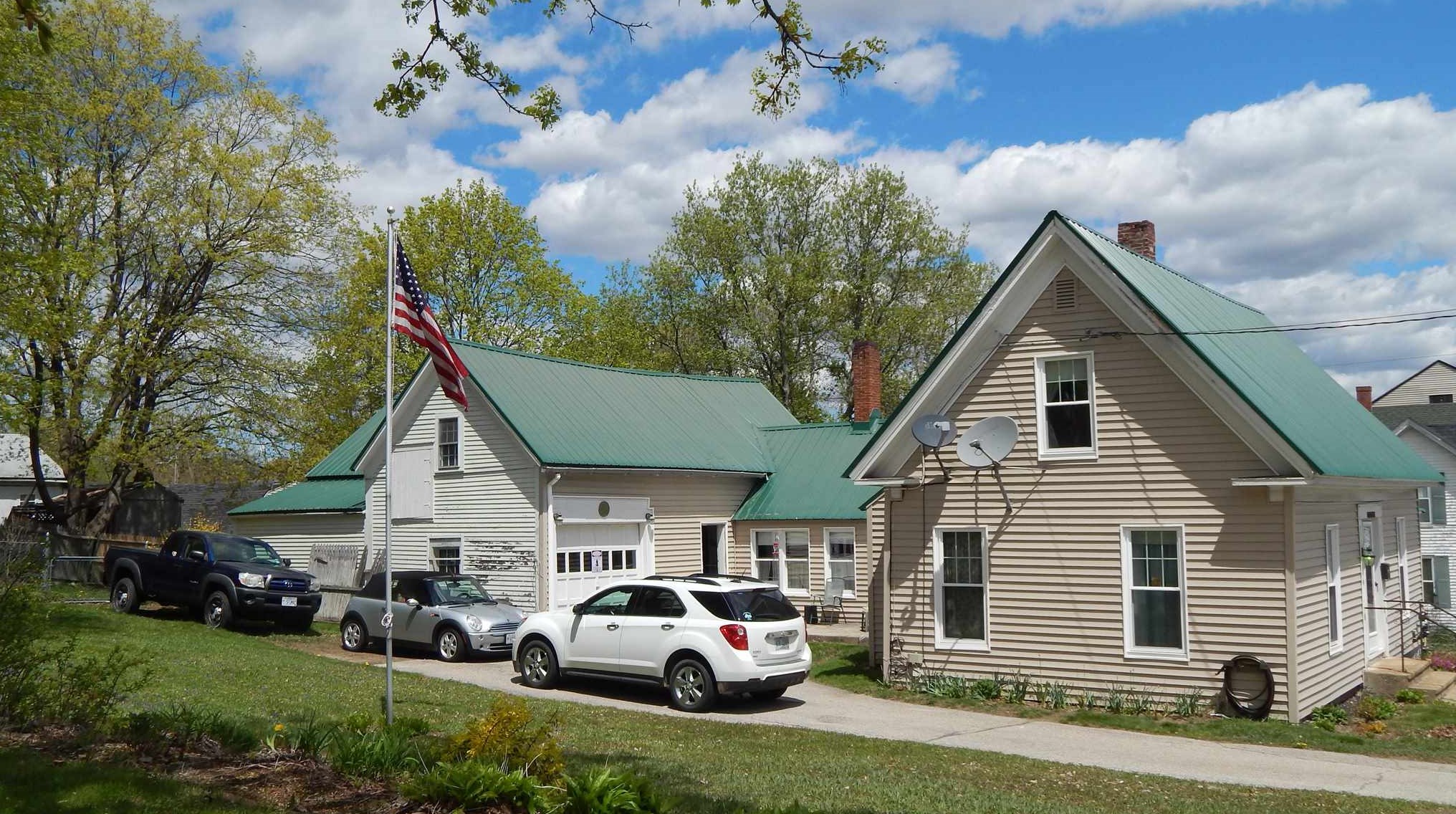 20 Carroll St, Pittsfield, NH 03263-3301