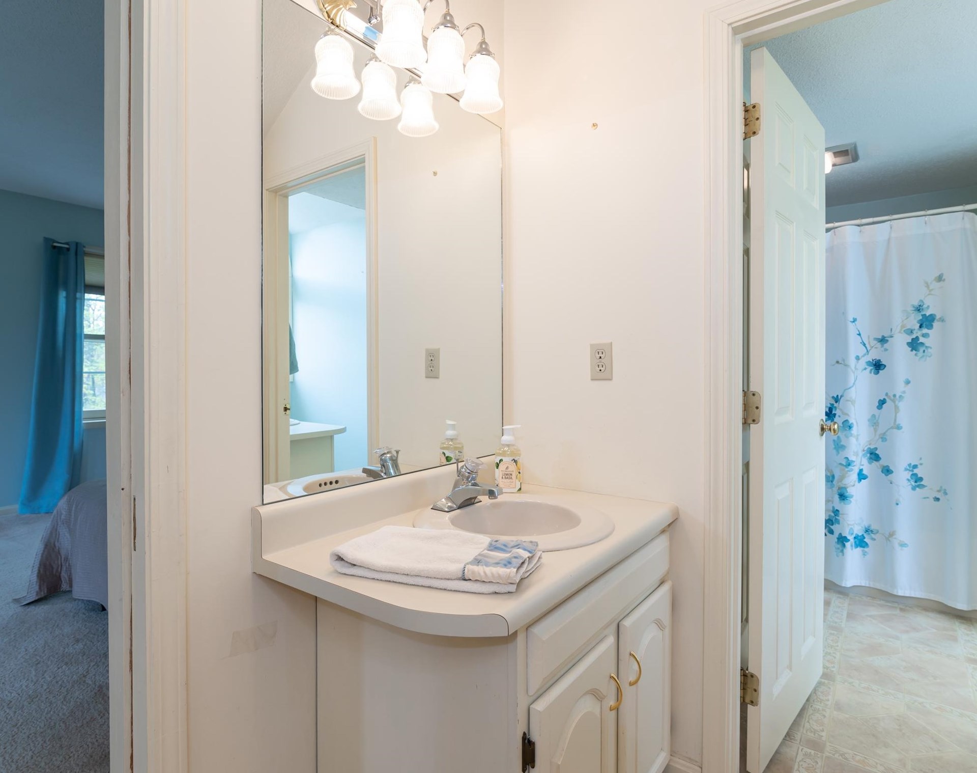 12 Wynridge Rd, Windham NH  03087-1658 exterior