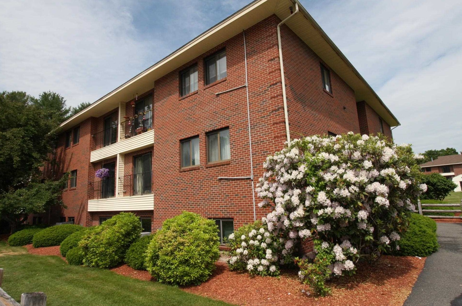 526 Abbott Farm Ln, Hudson NH  03051-3686 exterior