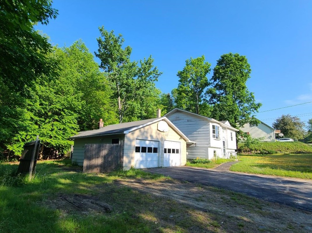 15 Bret St, Berlin, NH 03570-3801