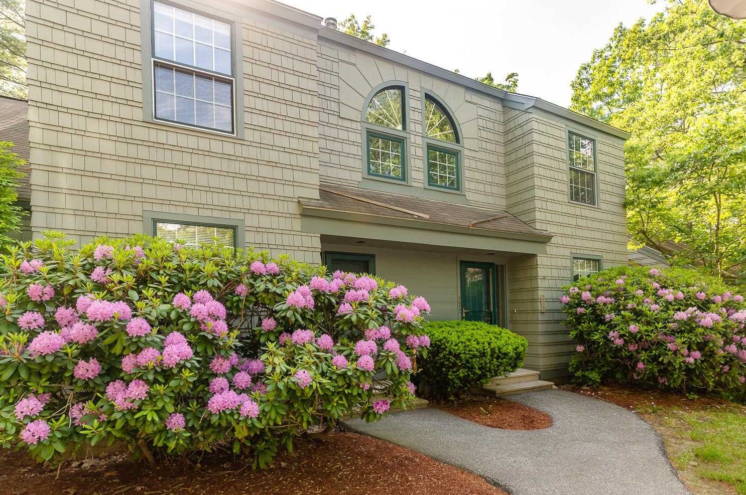 1465 Hooksett Rd, Manchester NH  03106-1860 exterior