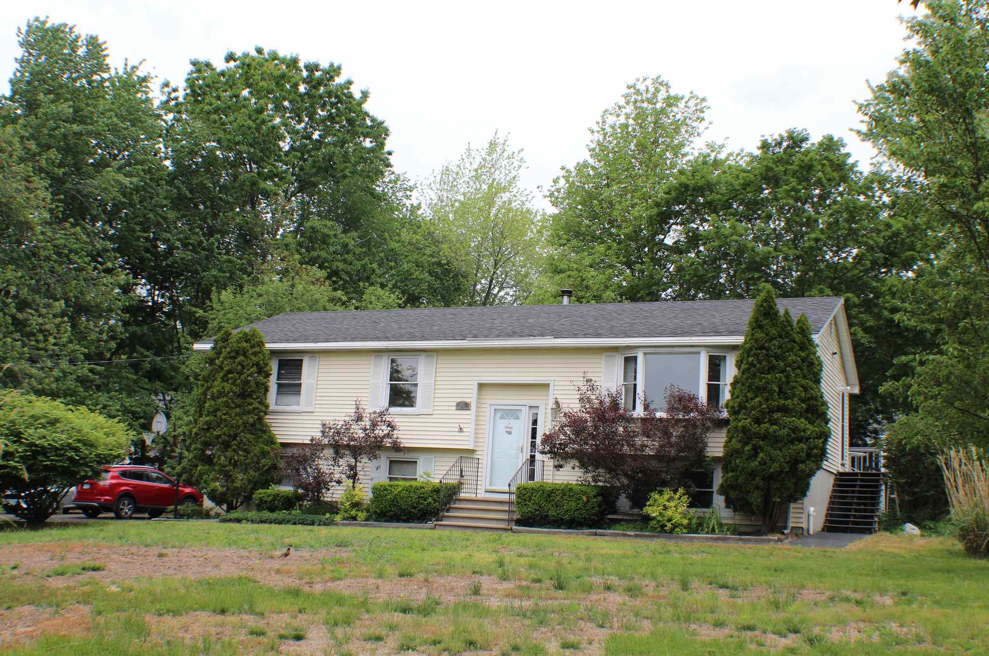 42 Matthias St, Salem, NH 03079