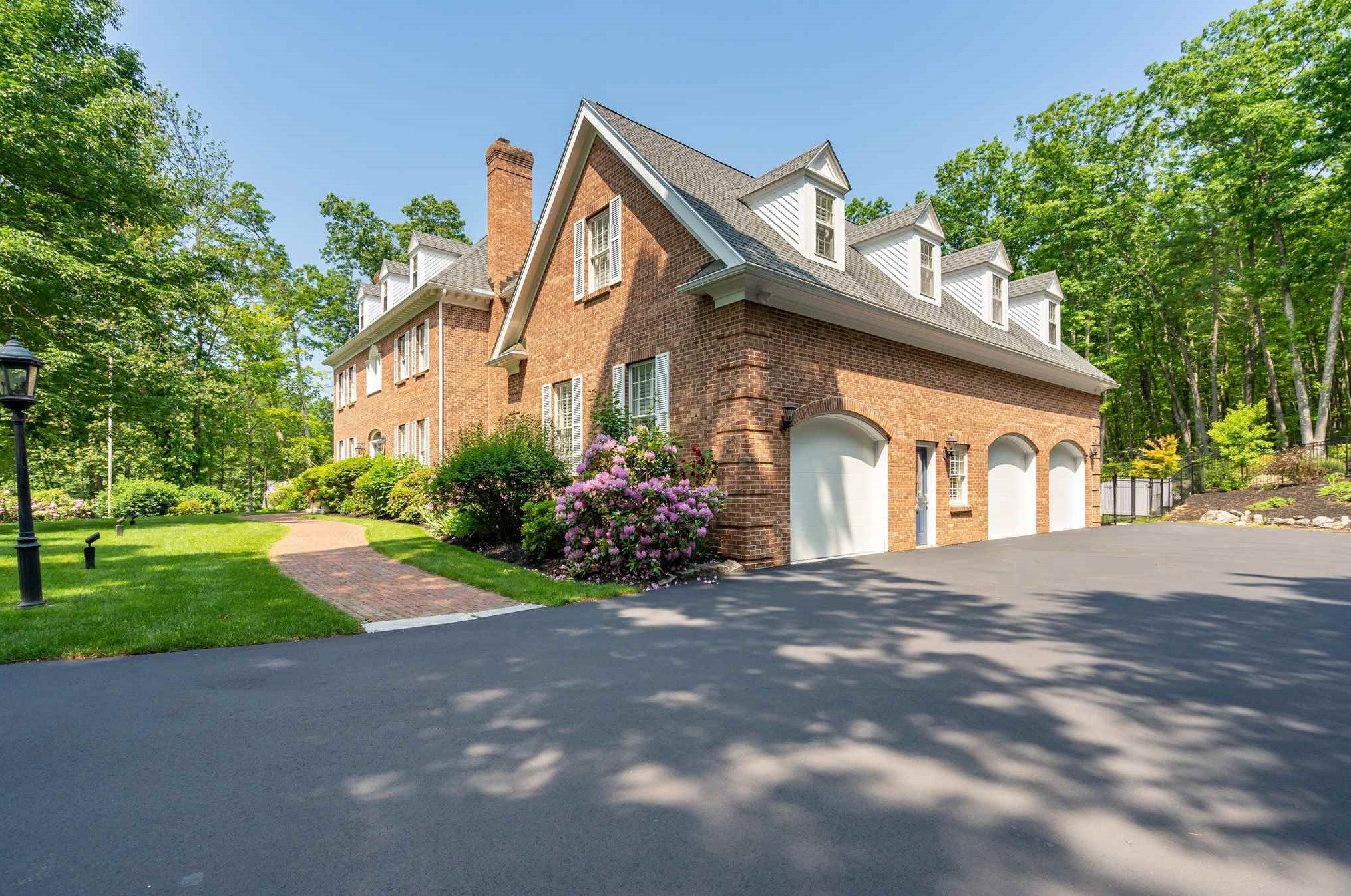 27 Spring Hill Rd, Manchester, NH 03110-4818