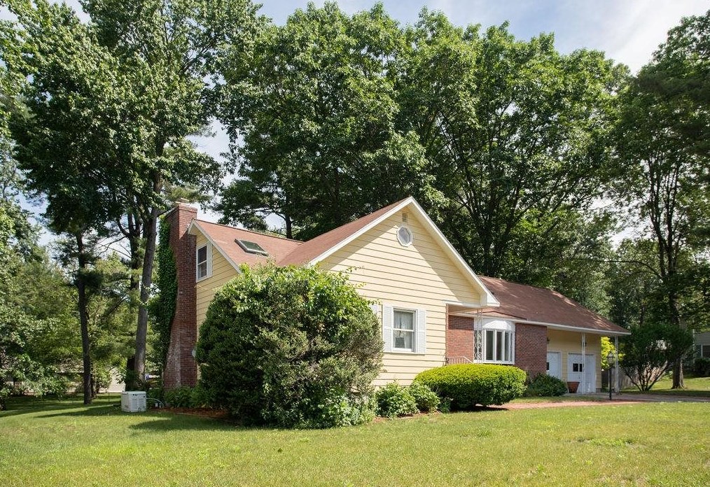 14 Meadowlark Dr, Hudson, NH 03051-3330