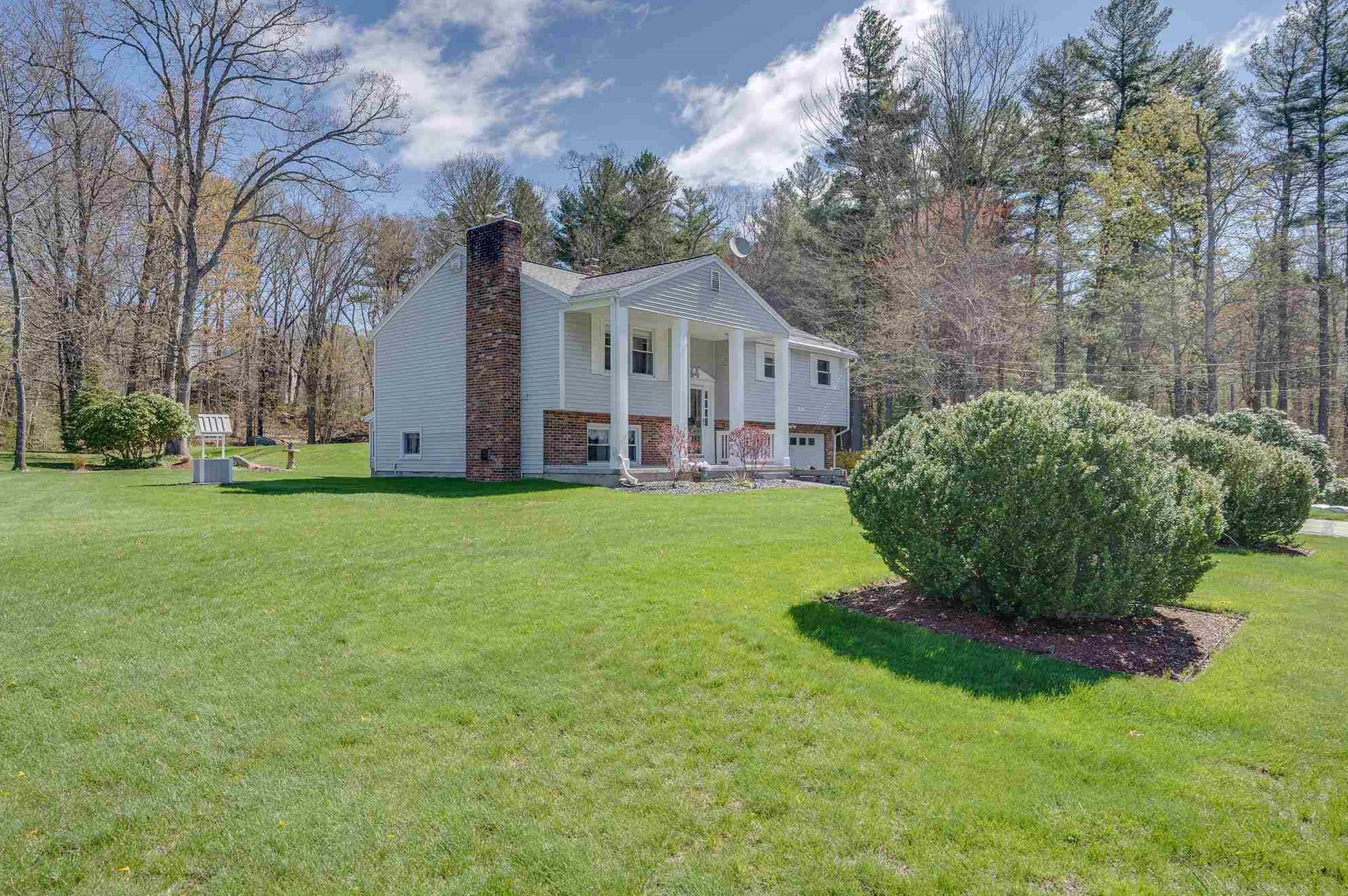 135 Robinson Rd, Hudson, NH 03051 exterior