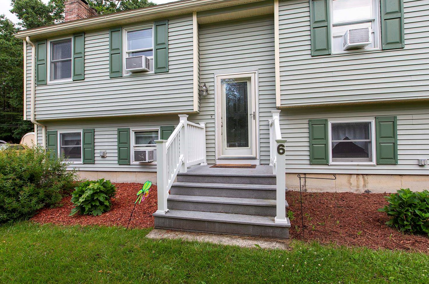 6 Salmon St, Newmarket, NH 03857-1115