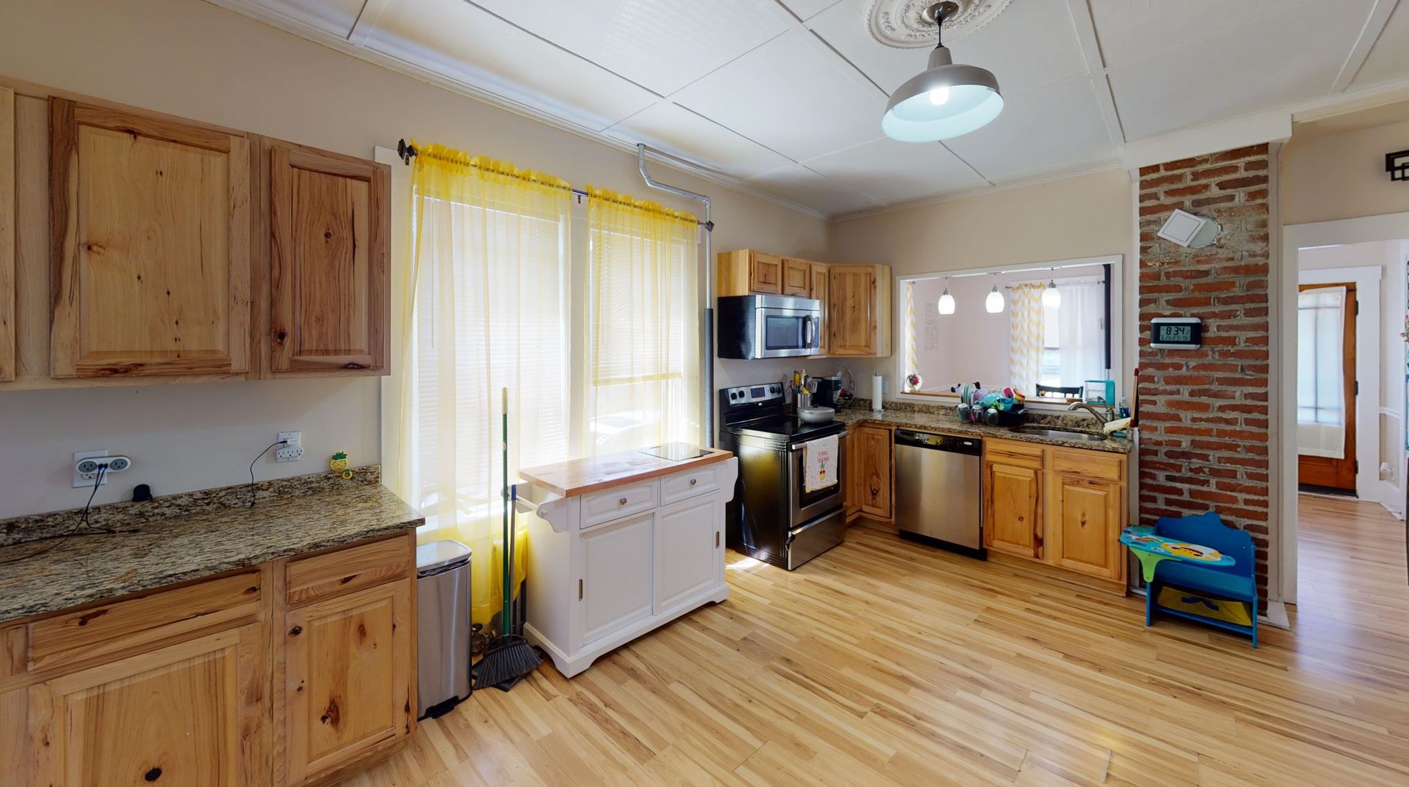 8 6th, Nashua, NH 03060