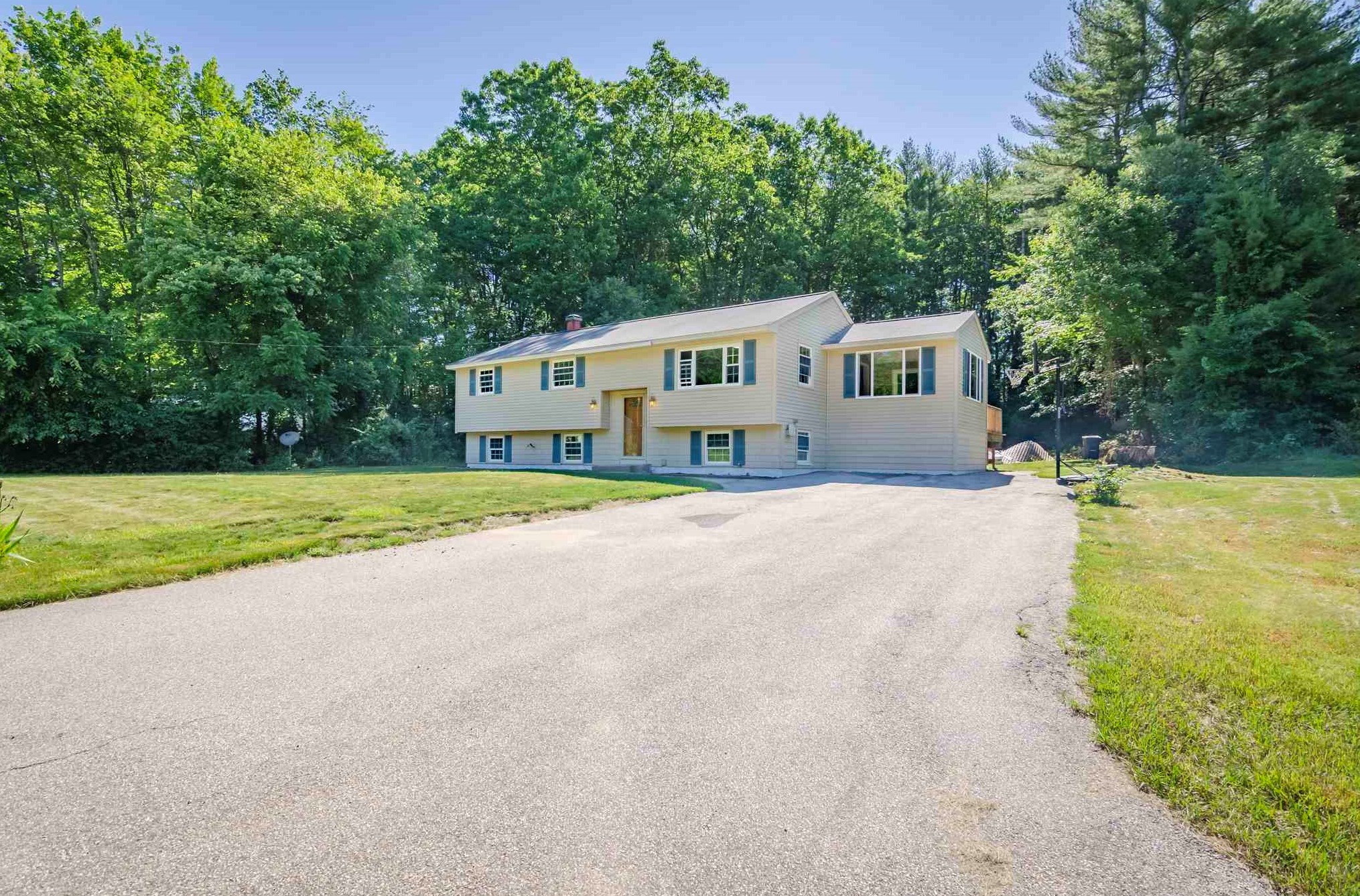 35 Waterville Dr, Merrimack, NH 03054