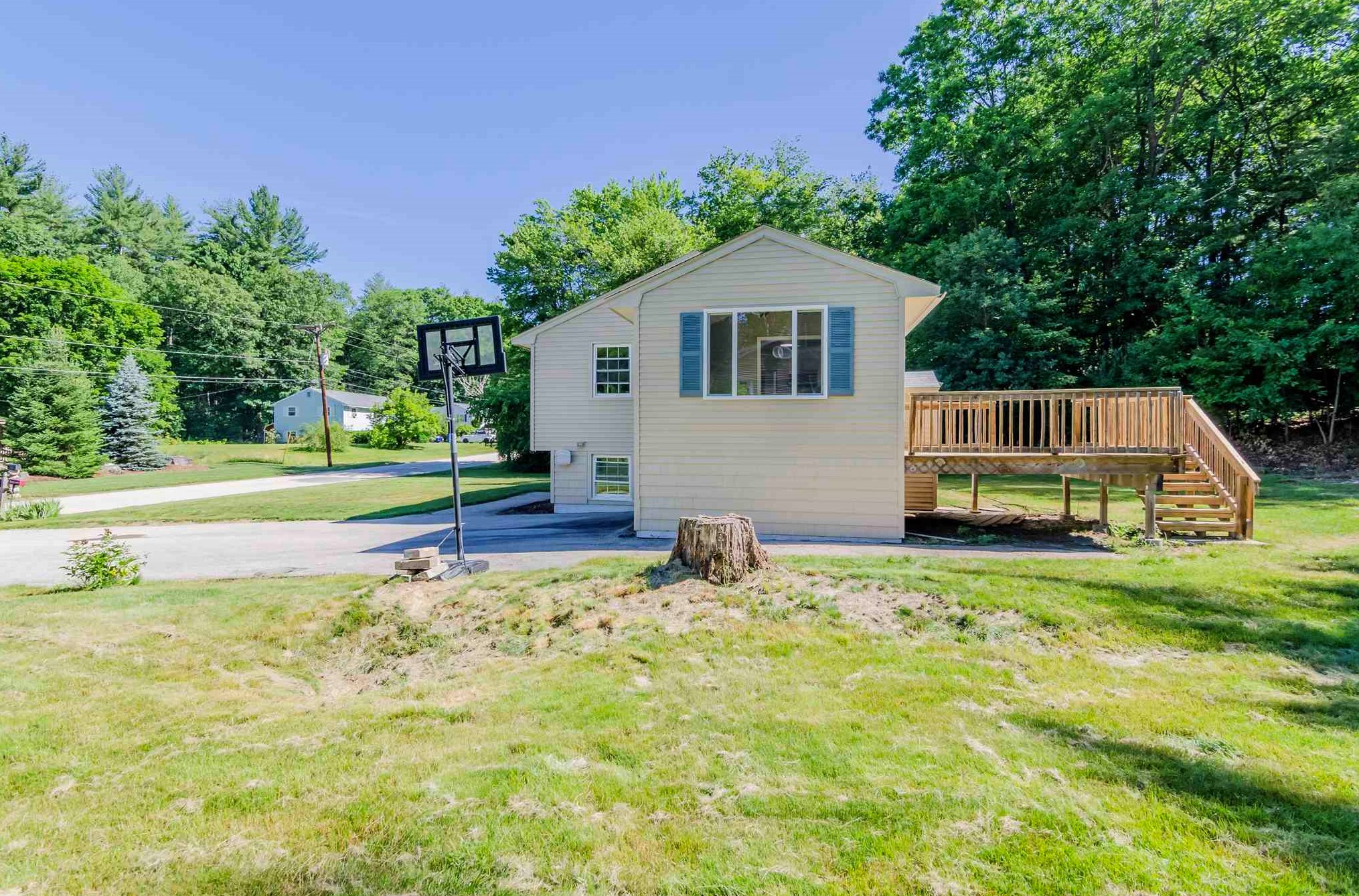 35 Waterville Dr, Merrimack NH  03054-2607 exterior