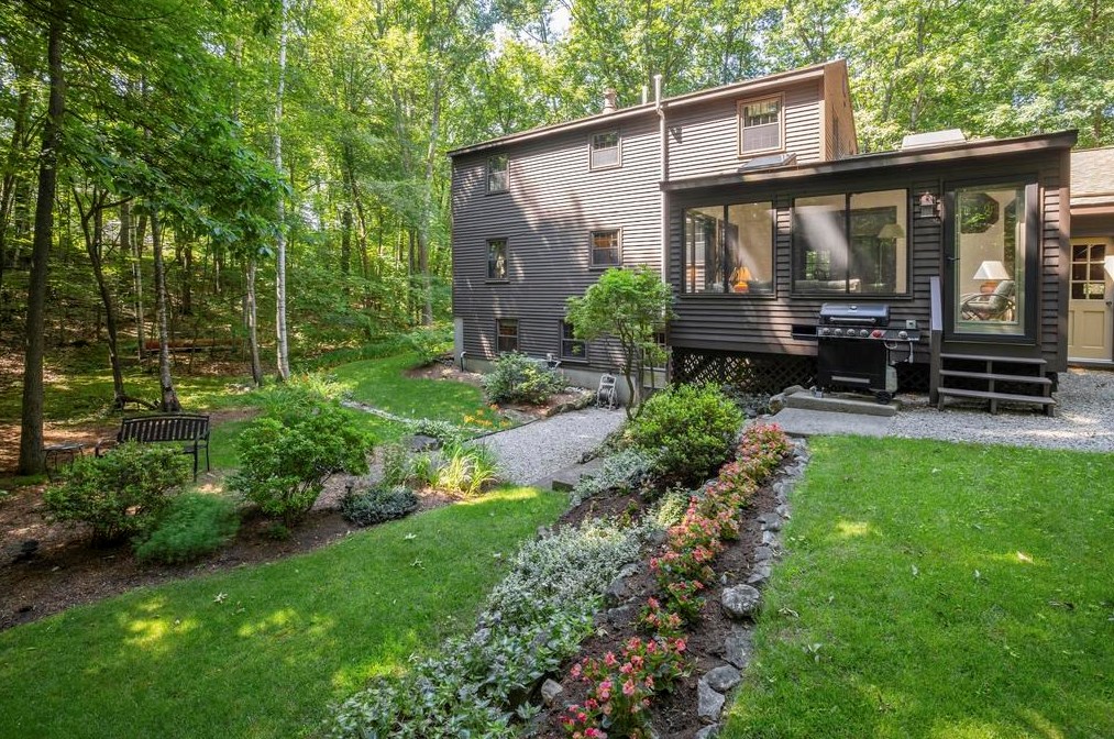 37 Heritage Cir, Hudson NH  03051-3427 exterior