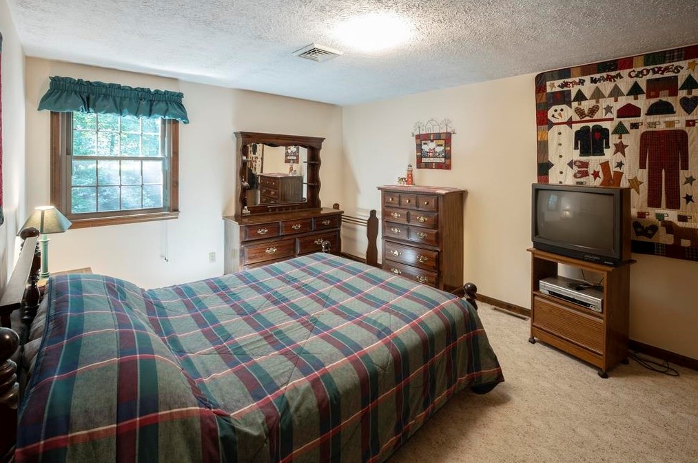 37 Heritage Cir, Hudson NH  03051-3427 exterior