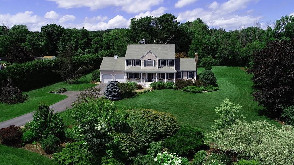 3 Macintosh, Londonderry, NH 03053