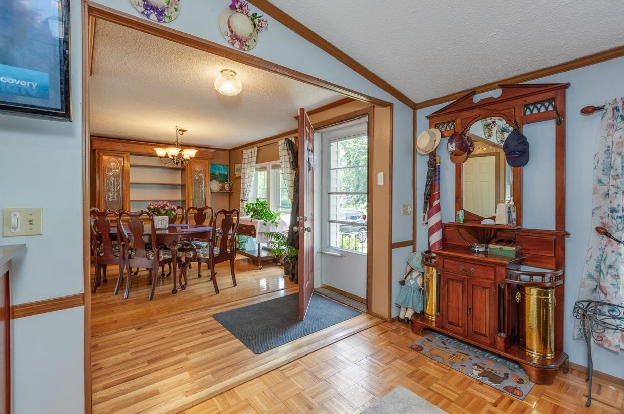 2 Hillock Cir, Nashua, NH 03062